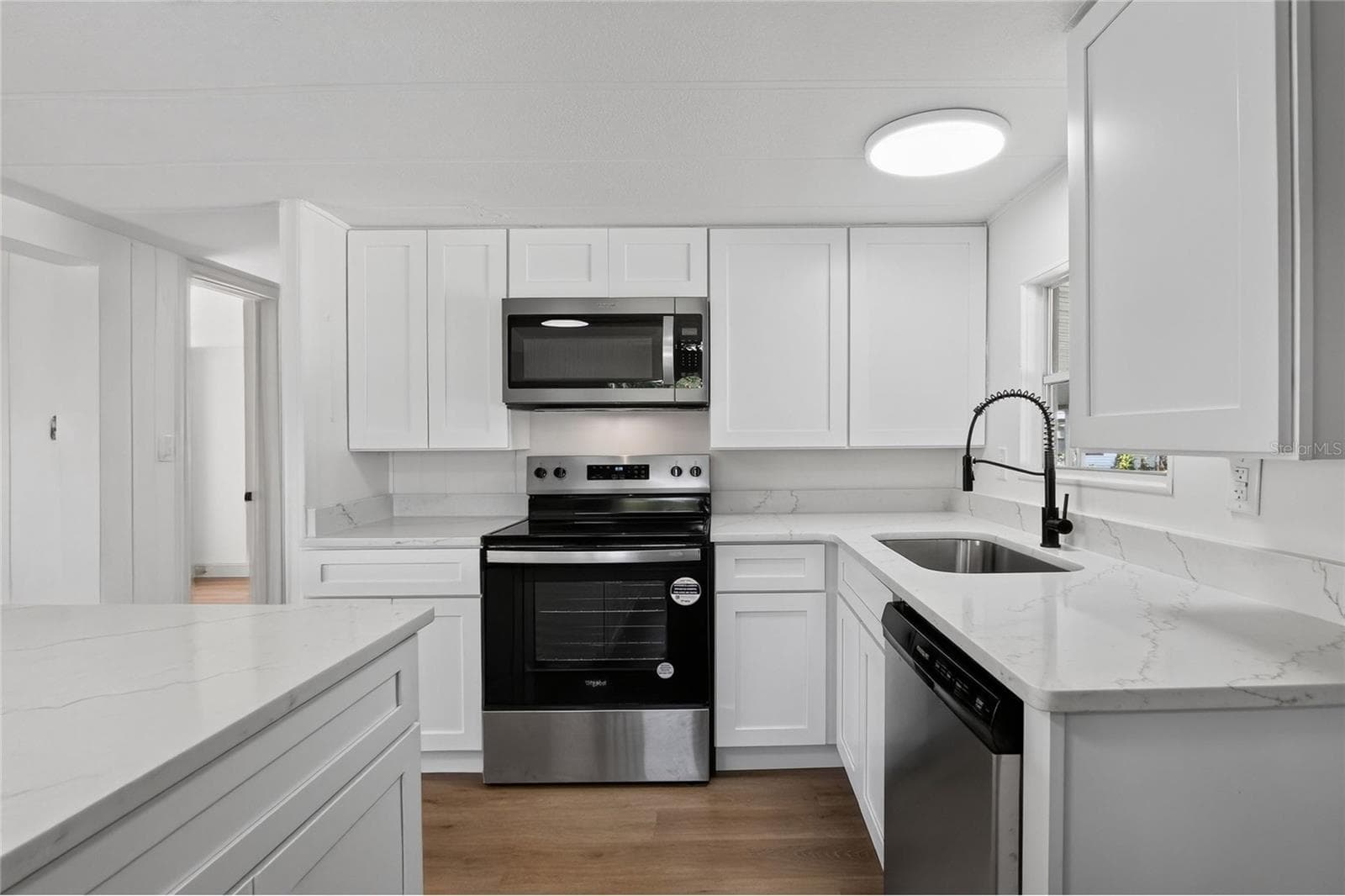 Shaker cabinets, solid-surface counter tops, and stainless finish appliances - 2055 S FLORAL AVE #55, BARTOW