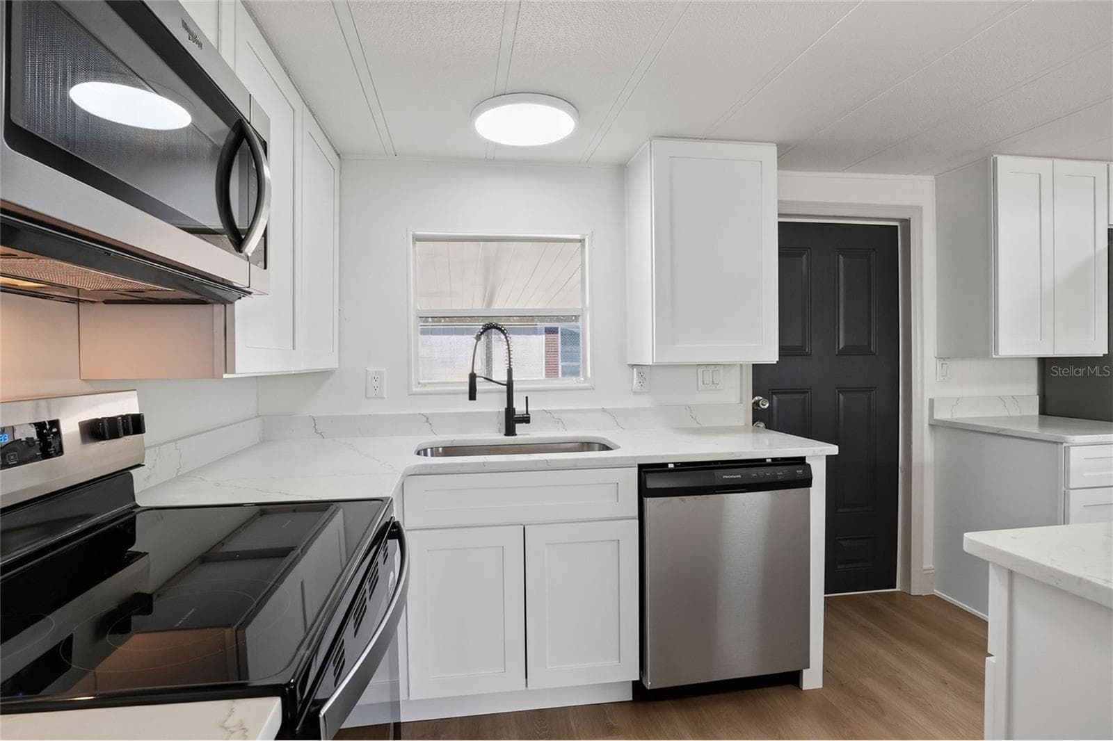 Shaker cabinets, solid-surface counter tops, and stainless finish appliances - 2055 S FLORAL AVE #55, BARTOW