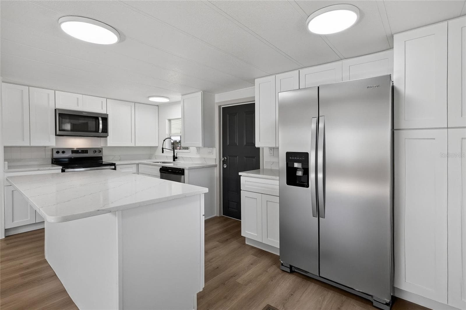 Shaker cabinets, solid-surface counter tops, and stainless finish appliances - 2055 S FLORAL AVE #55, BARTOW