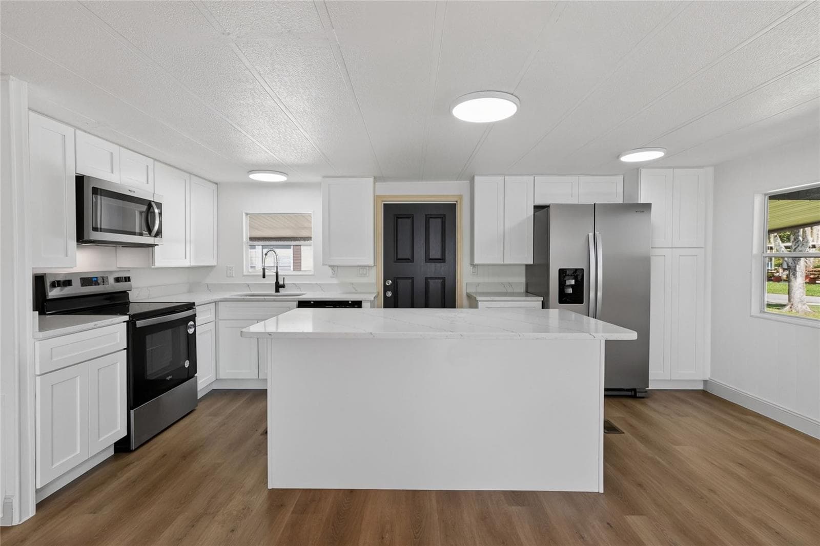 Shaker cabinets, solid-surface counter tops, and stainless finish appliances - 2055 S FLORAL AVE #55, BARTOW