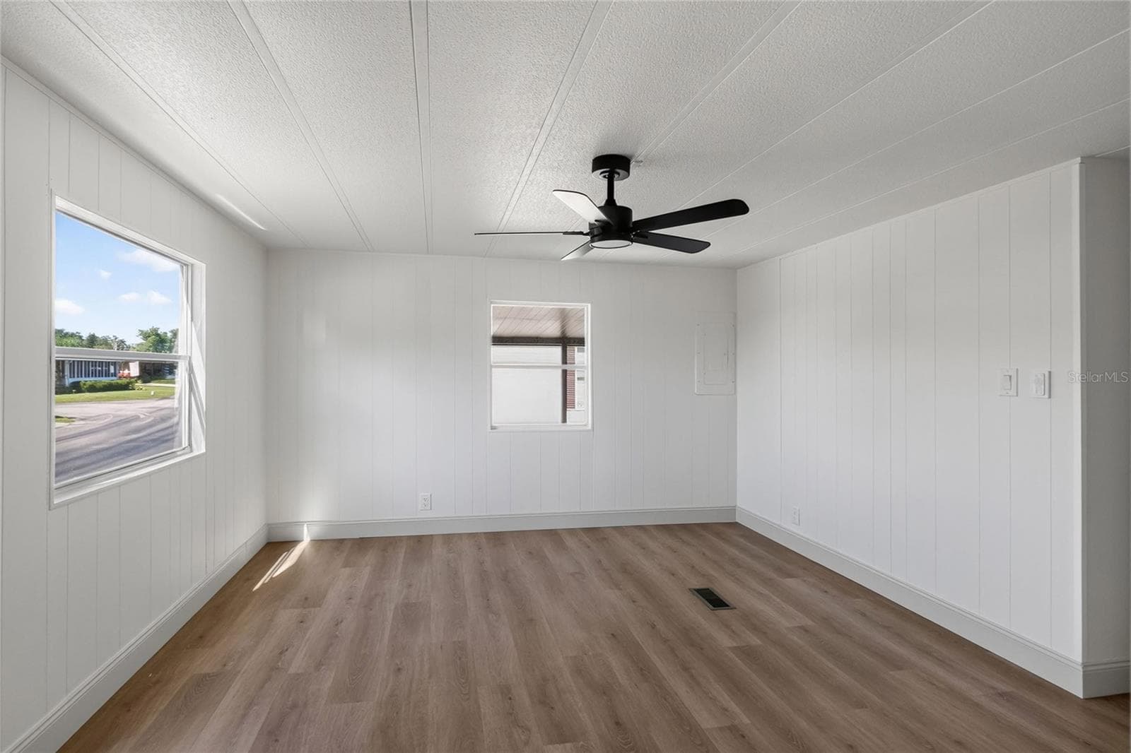 Primary Bedroom with en-suite bathroom and walk in closet - 2055 S FLORAL AVE #55, BARTOW