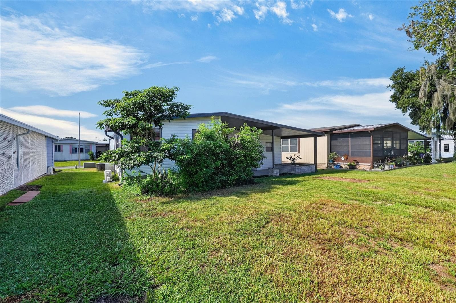 Mature landscaping provides privacy - 2055 S FLORAL AVE #55, BARTOW
