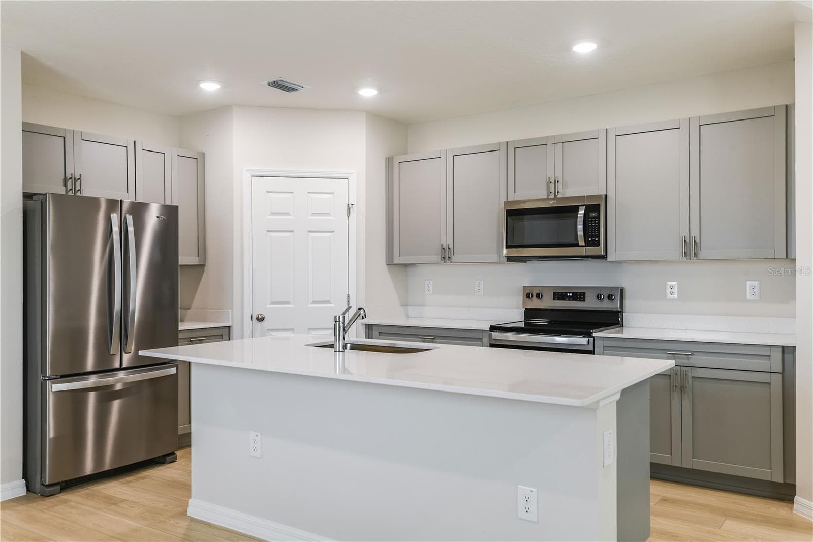 Single Family Residence at 9867 PELICAN COAST DR, DADE CITY, photo 2 of 24
