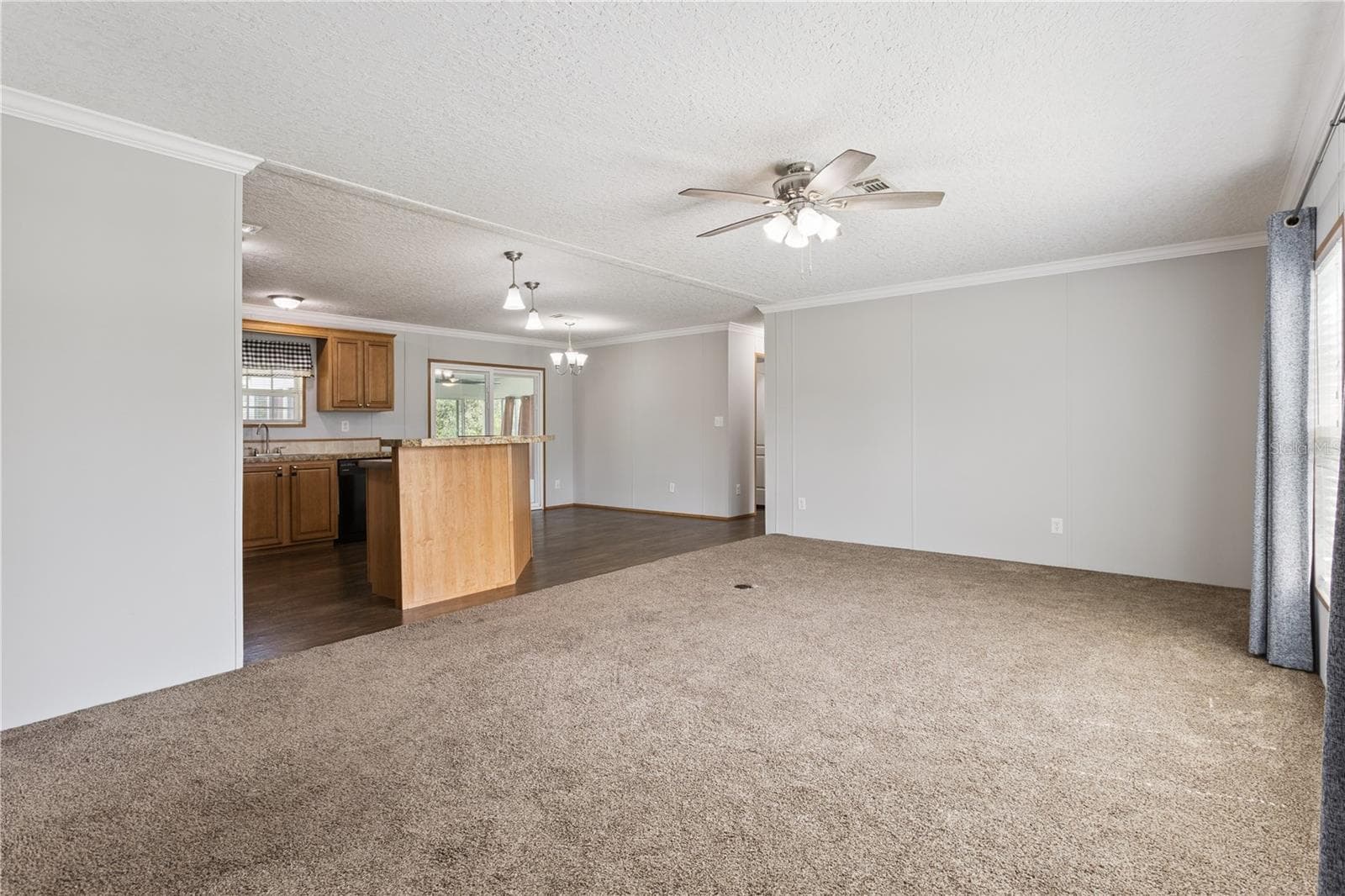 Manufactured Home at 33525 LINDA DR, LEESBURG, photo 5 of 47