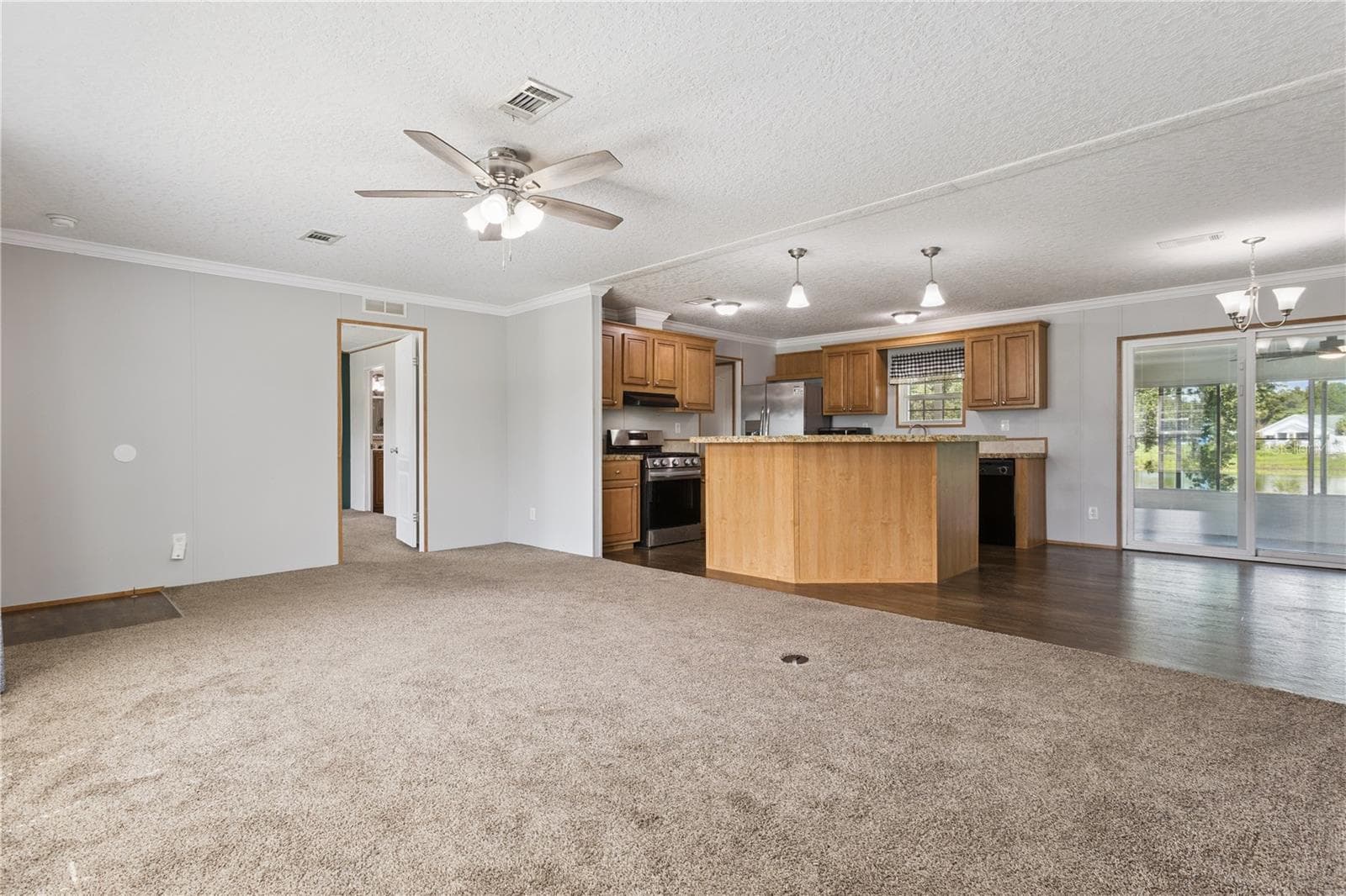 Manufactured Home at 33525 LINDA DR, LEESBURG, photo 6 of 47