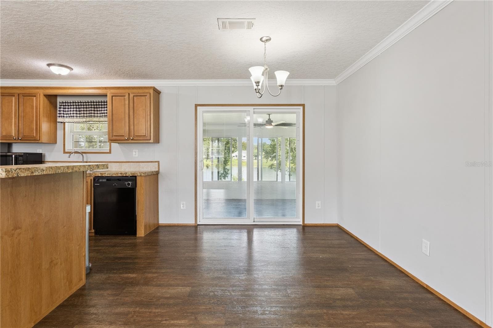 Manufactured Home at 33525 LINDA DR, LEESBURG, photo 8 of 47