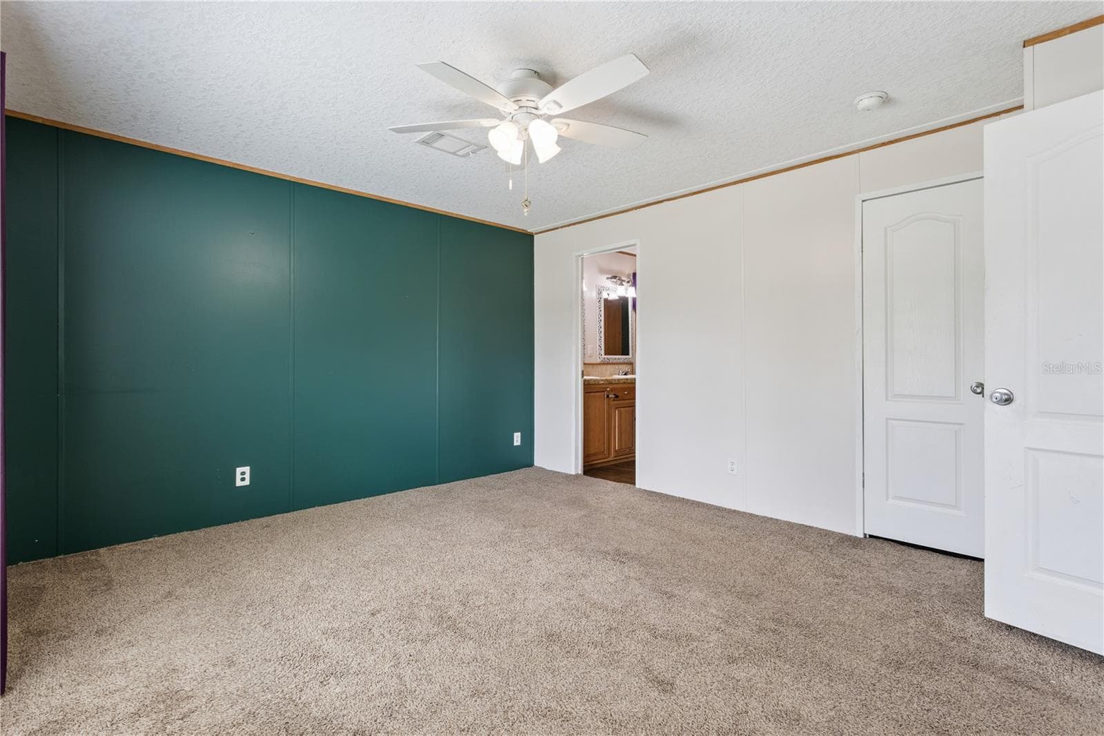 Manufactured Home at 33525 LINDA DR, LEESBURG, photo 16 of 47