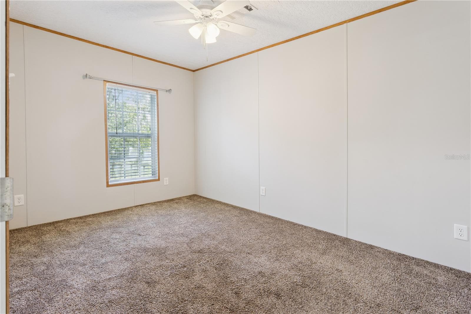 Manufactured Home at 33525 LINDA DR, LEESBURG, photo 19 of 47