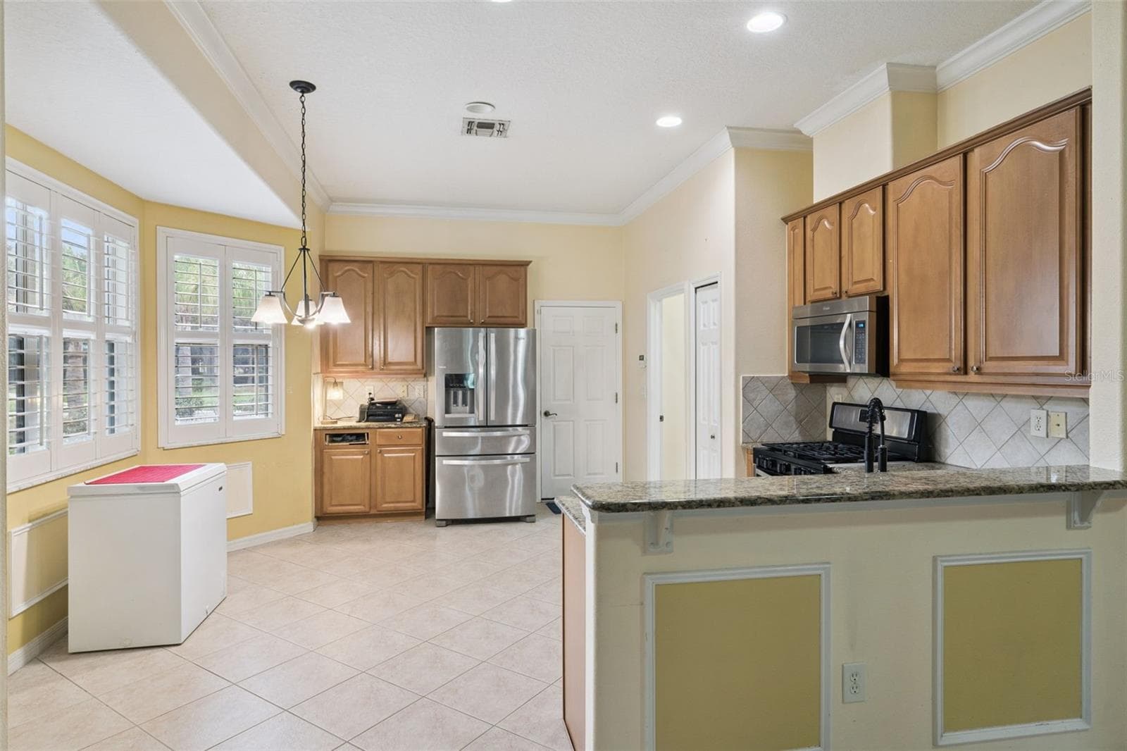 Kitchen breakfast bar - 100 FLAME VINE WAY, GROVELAND