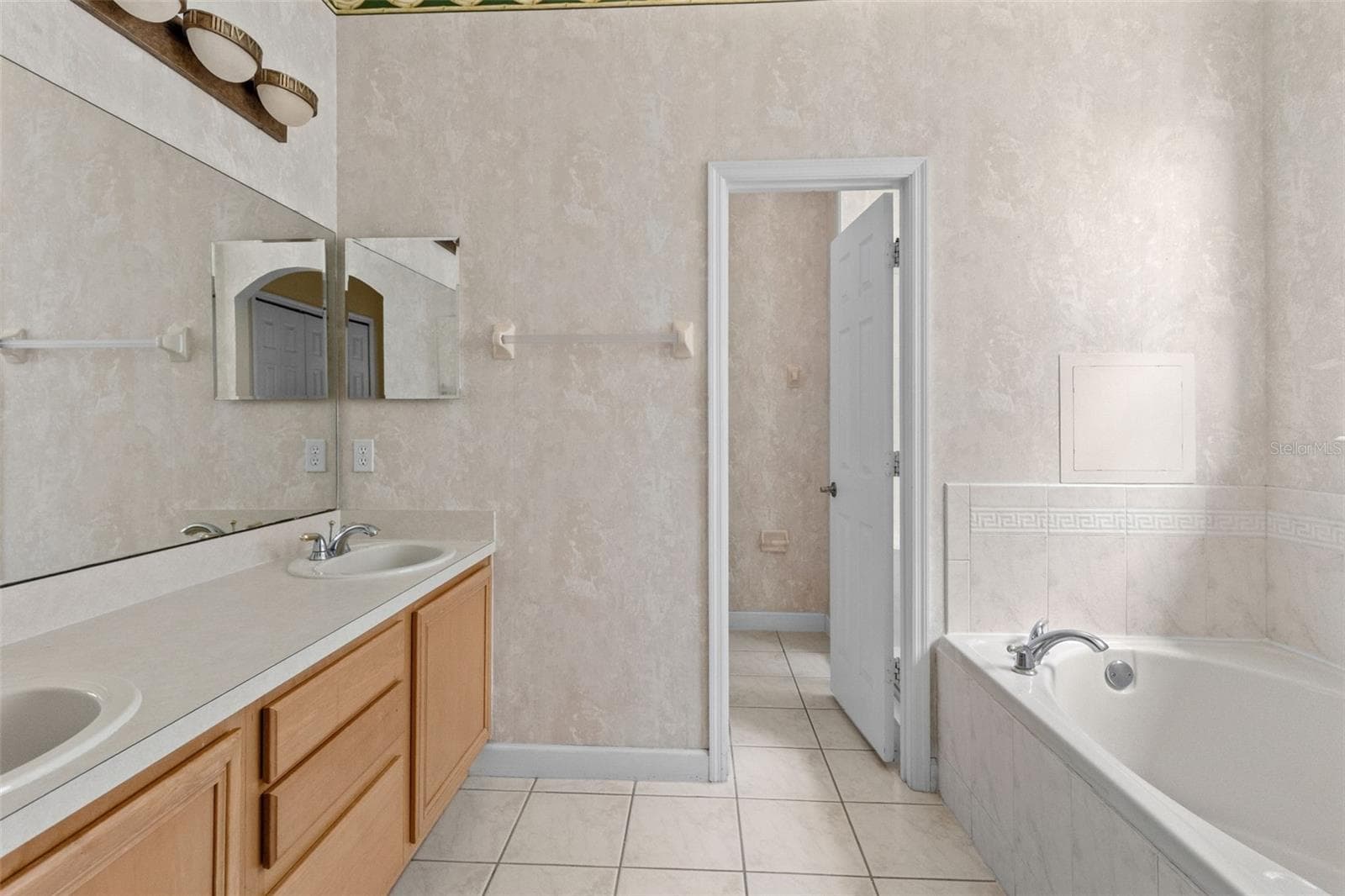 Master Bathroom - dual sinks - 3919 PEPPERVINE DR, ORLANDO