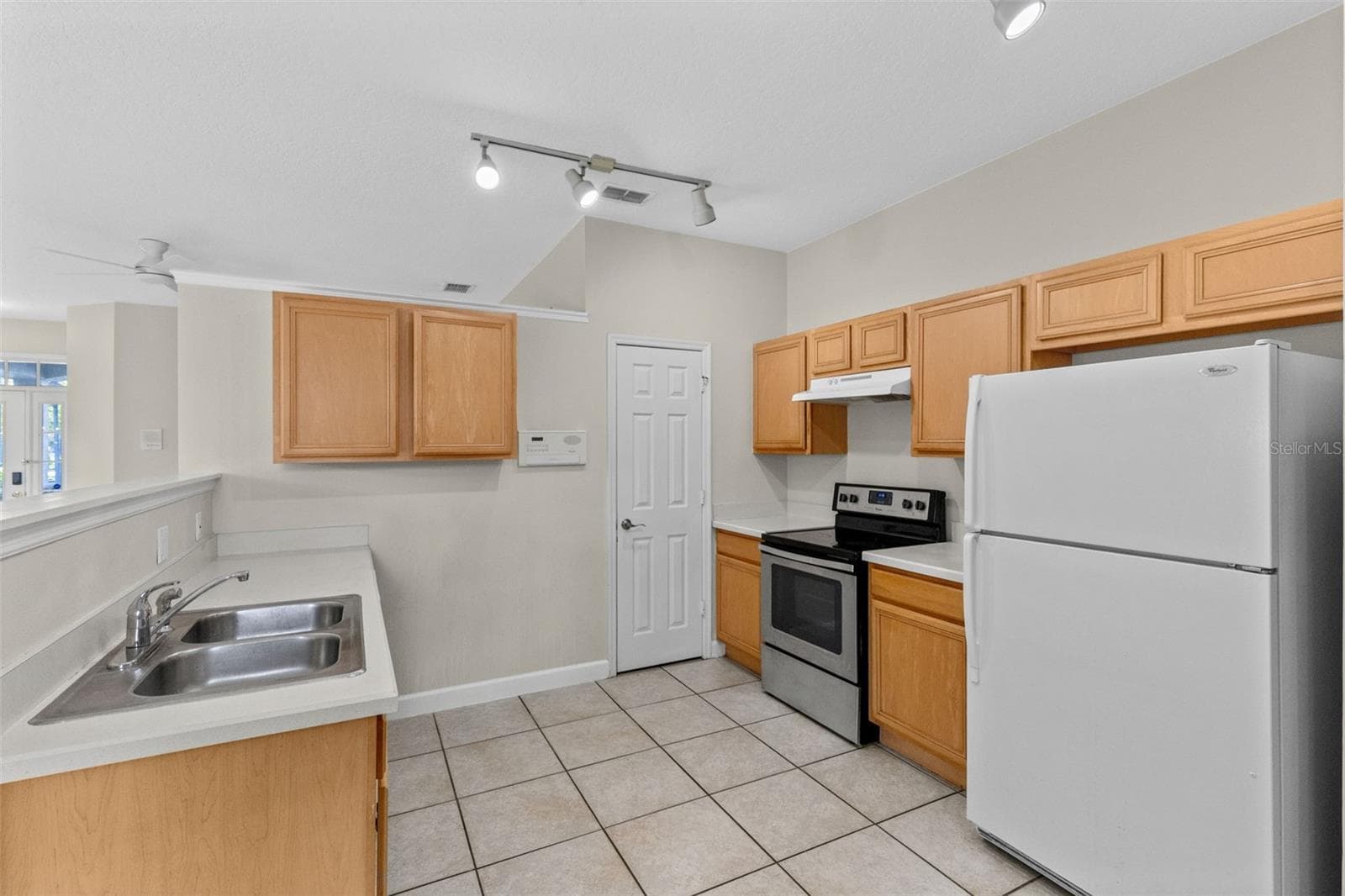 Kitchen Island - tiled floor - 3919 PEPPERVINE DR, ORLANDO