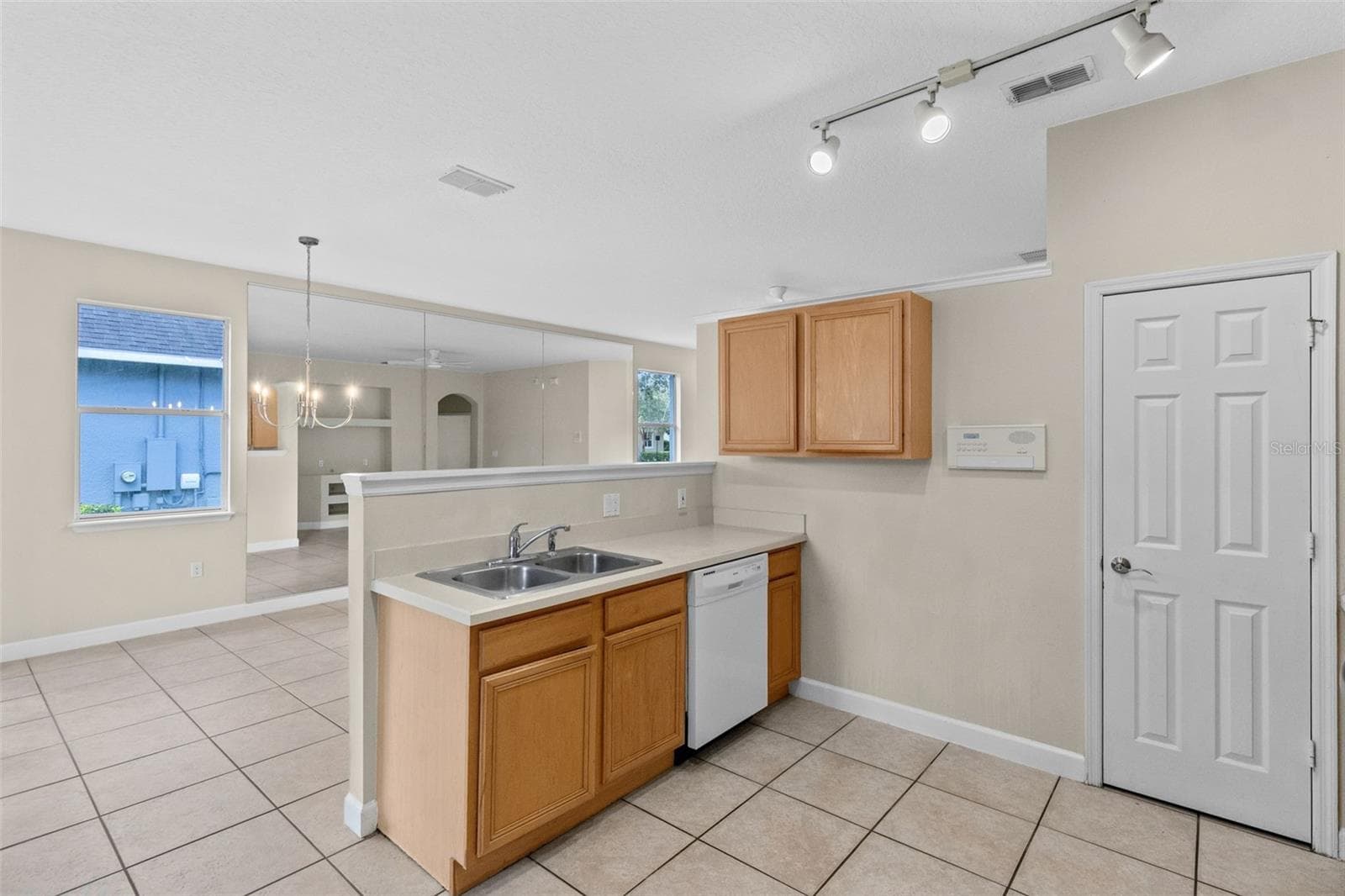 Kitchen with view into family room - 3919 PEPPERVINE DR, ORLANDO