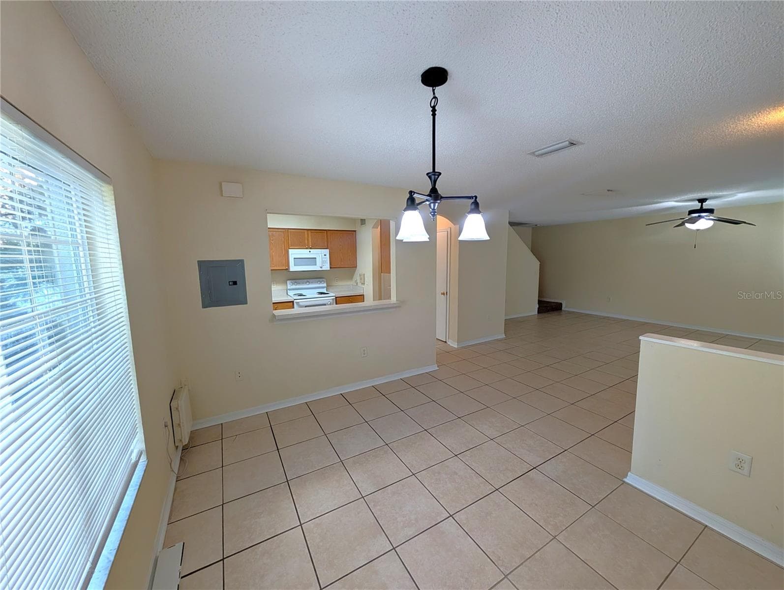 Townhouse at 4053 DOLPHIN DR, TAMPA, photo 4 of 22