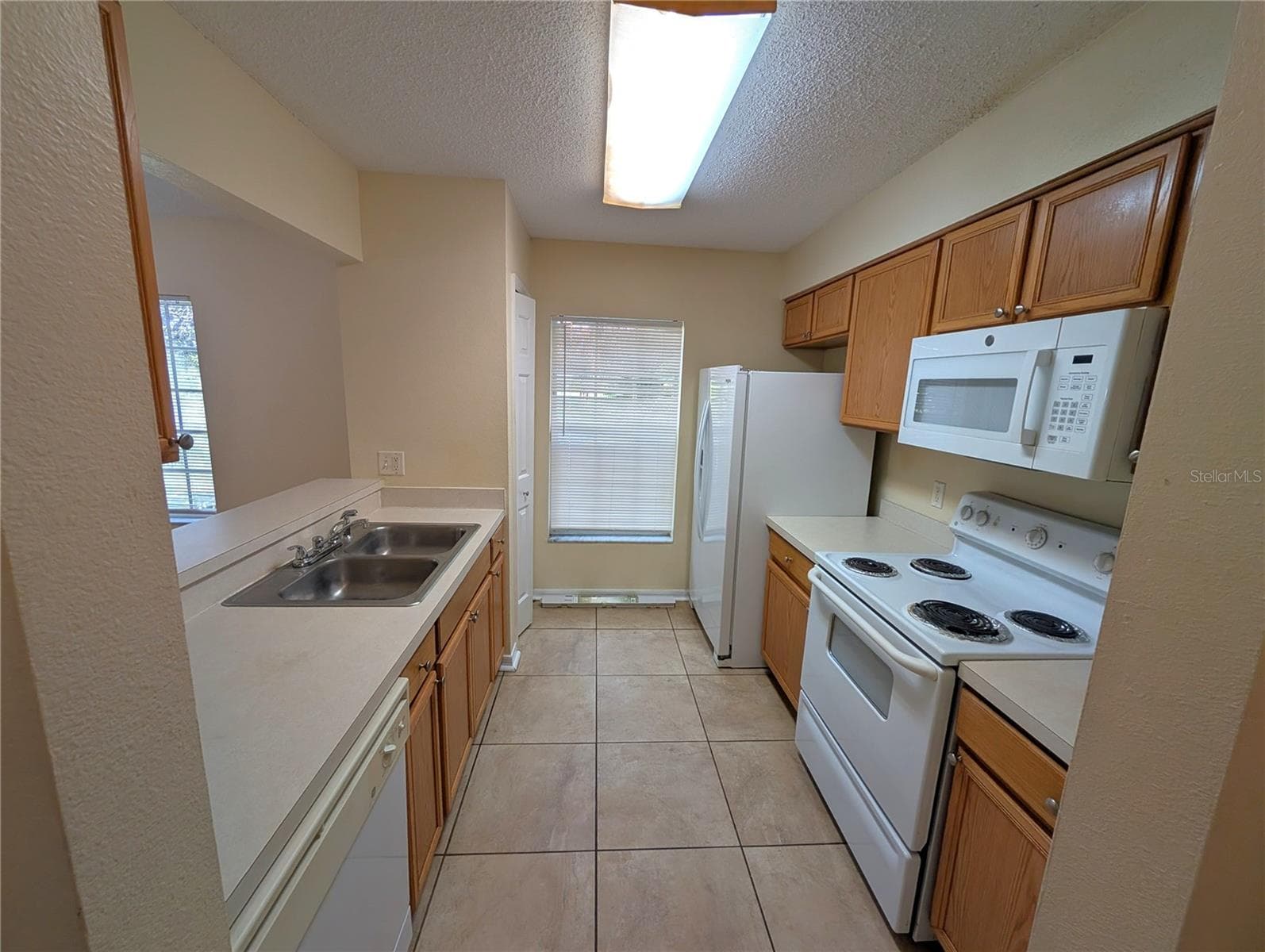 Townhouse at 4053 DOLPHIN DR, TAMPA, photo 5 of 22
