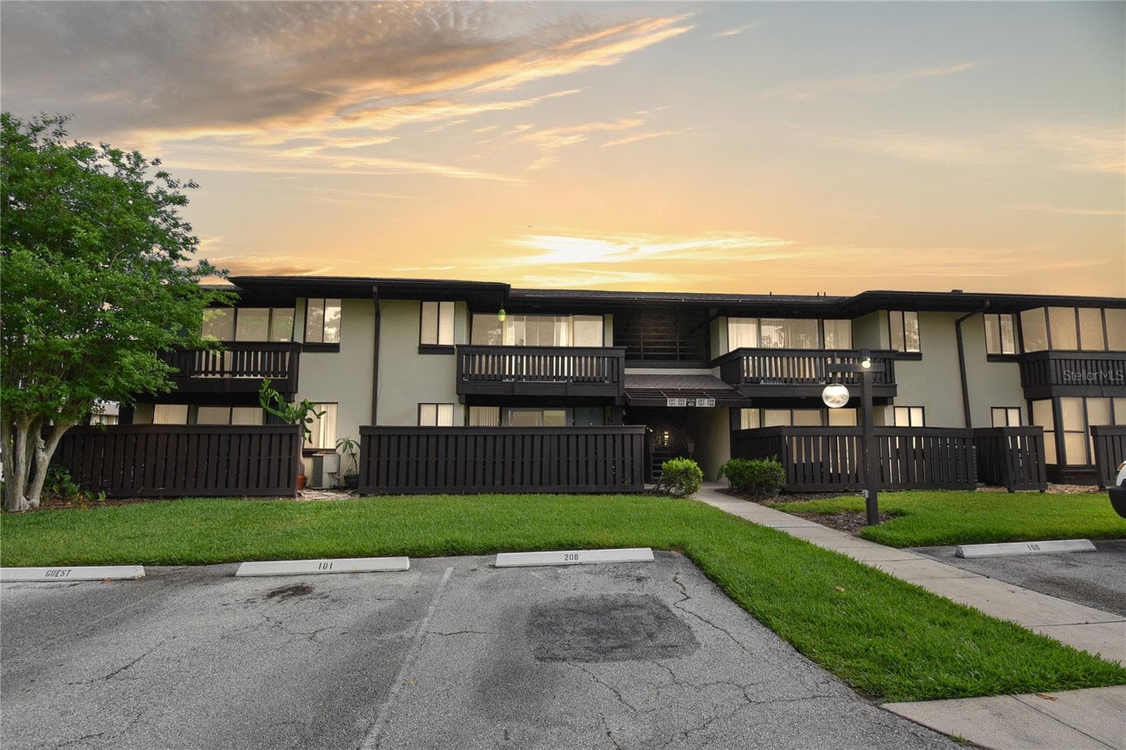 40 CLUB HOUSE DR #207