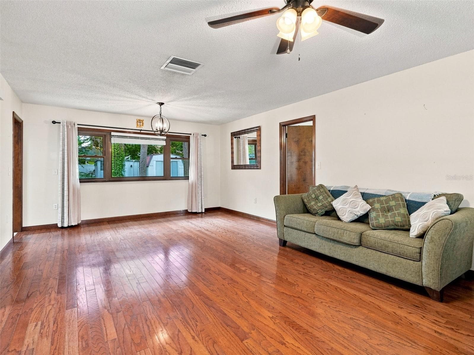 Single Family Residence at 1139 DESMOND AVE, SPRING HILL, photo 6 of 29