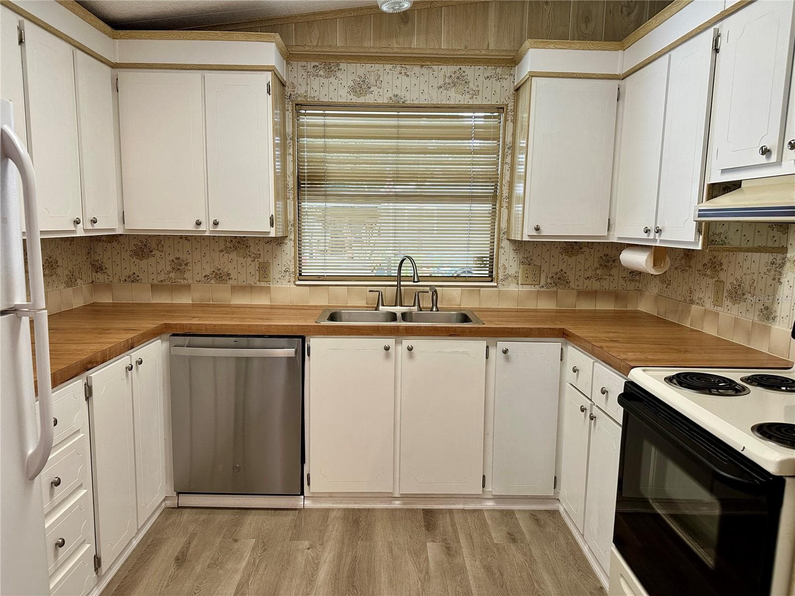 Manufactured Home at 322 BASS CT, OLDSMAR, photo 2 of 33