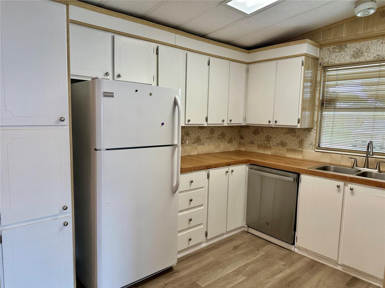 Manufactured Home at 322 BASS CT, OLDSMAR, photo 3 of 33