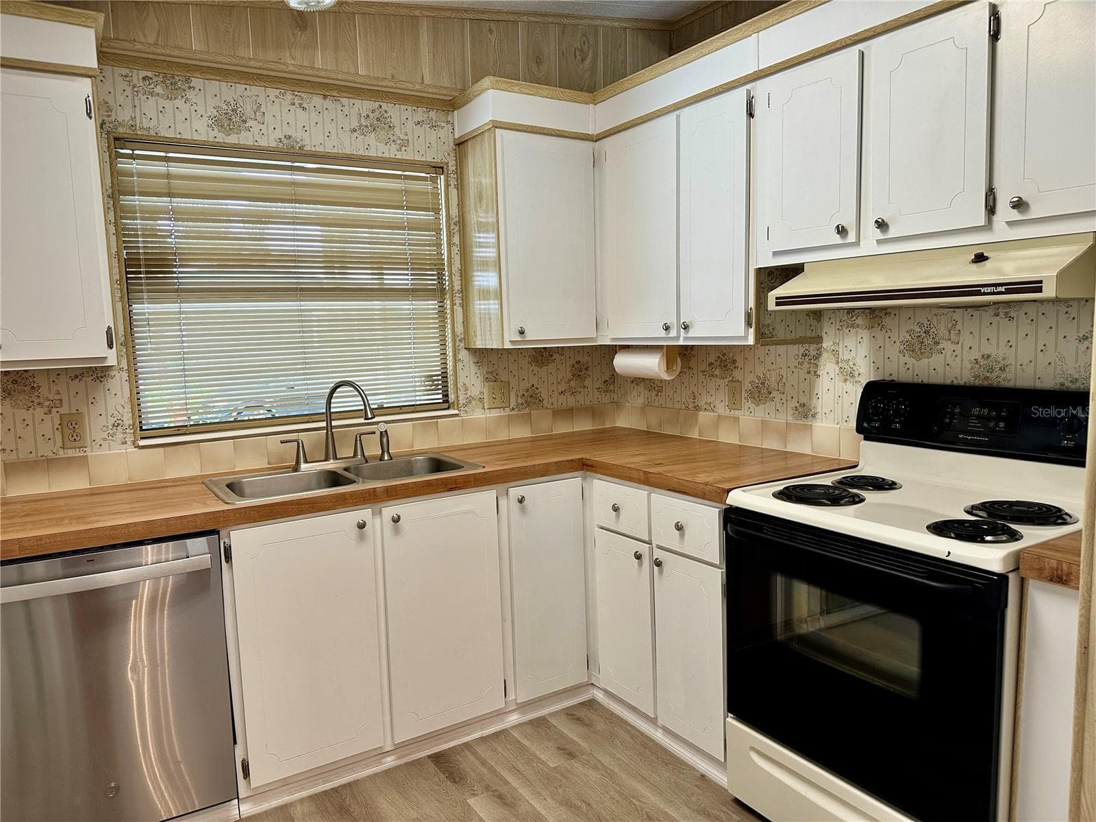 Manufactured Home at 322 BASS CT, OLDSMAR, photo 4 of 33