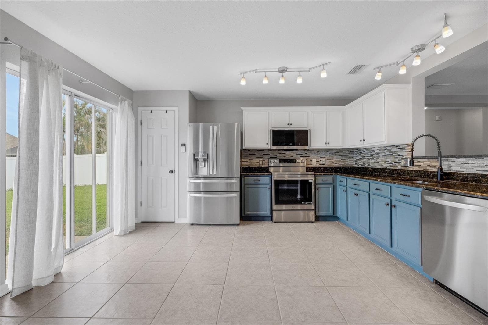 Single Family Residence at 11136 GOLDEN SILENCE DR, RIVERVIEW, photo 16 of 46