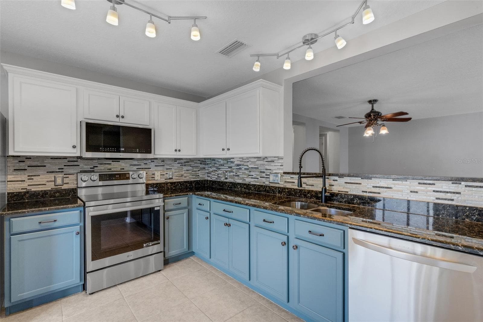 Single Family Residence at 11136 GOLDEN SILENCE DR, RIVERVIEW, photo 17 of 46