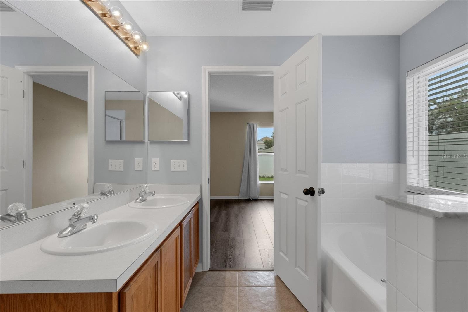 Single Family Residence at 11136 GOLDEN SILENCE DR, RIVERVIEW, photo 31 of 46