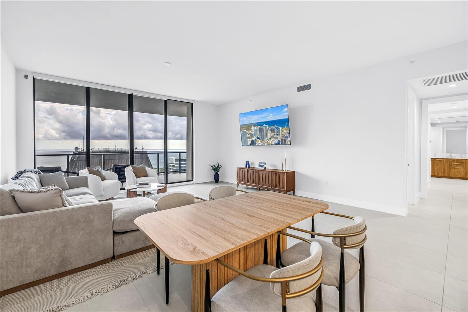 Great Room - Furniture Included - 275 1ST AVE S #3704, ST PETERSBURG