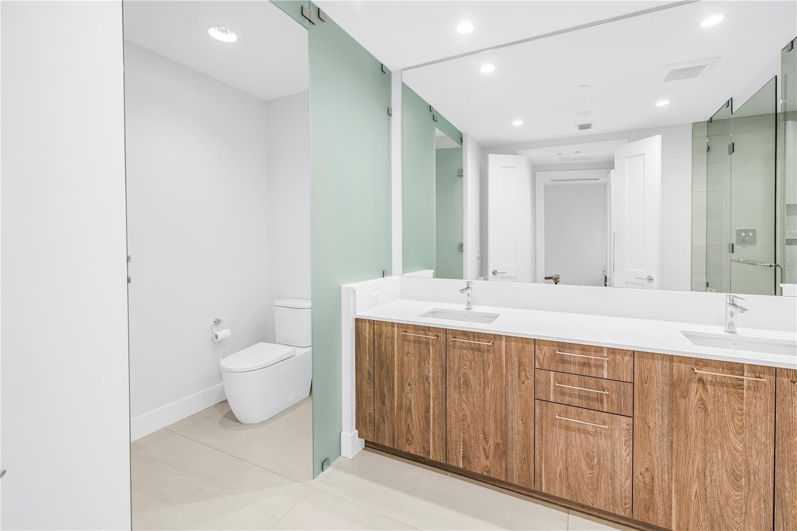 Primary Bedroom Bath - Quartz Counertops, Glass enclosed Water Closet - 275 1ST AVE S #3704, ST PETERSBURG