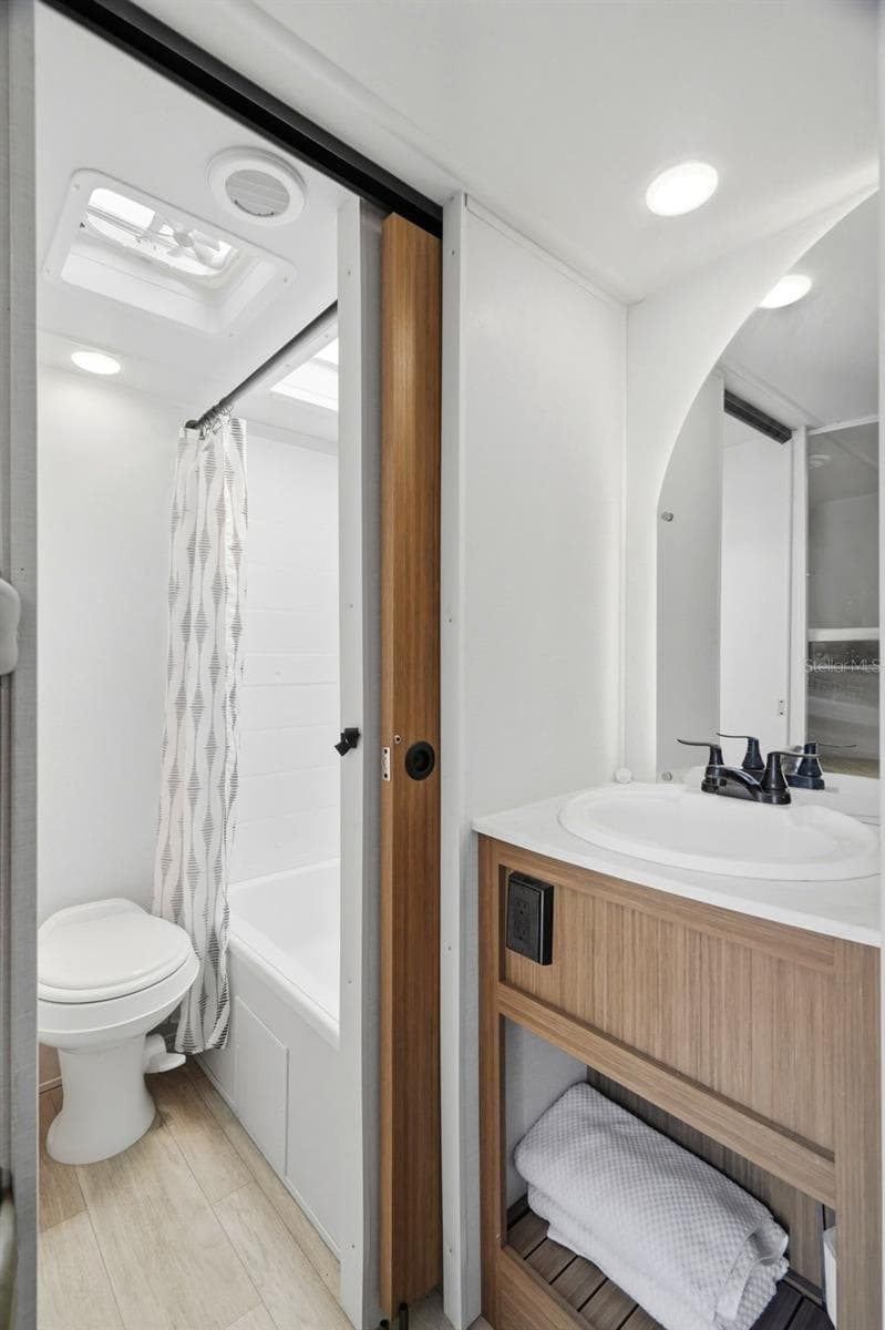 RV Bath - 560 62ND AVE S, ST PETERSBURG