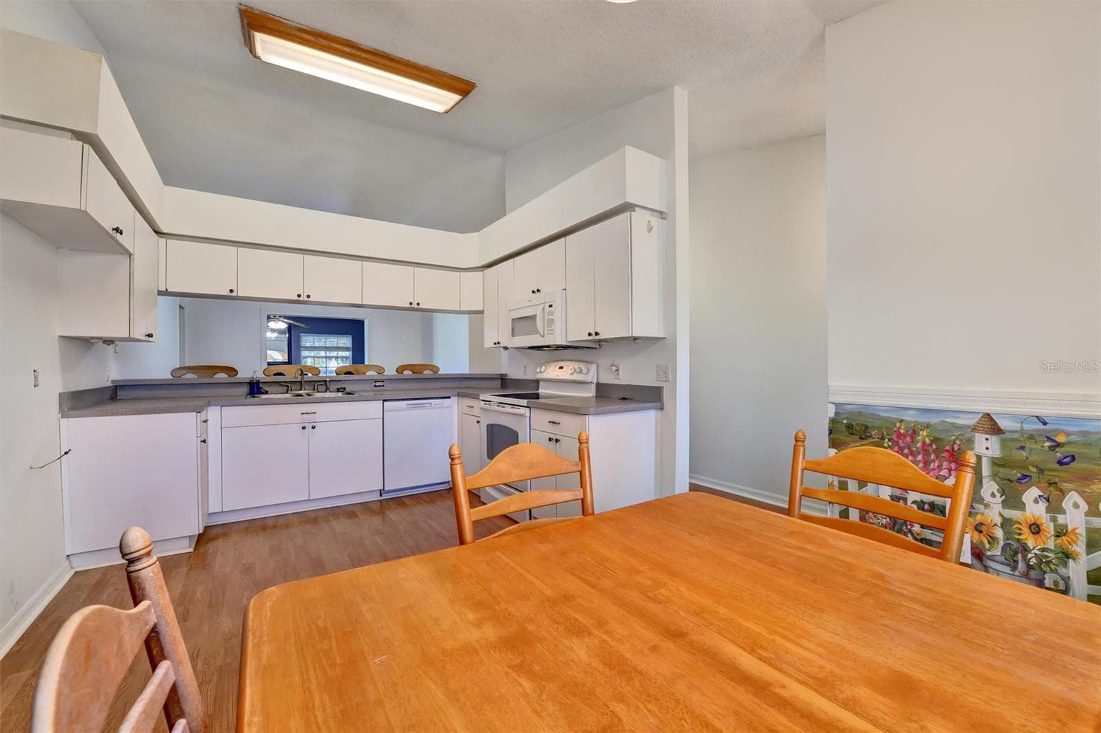 Dinette - 510 CLOVERLEAF DR, LITHIA