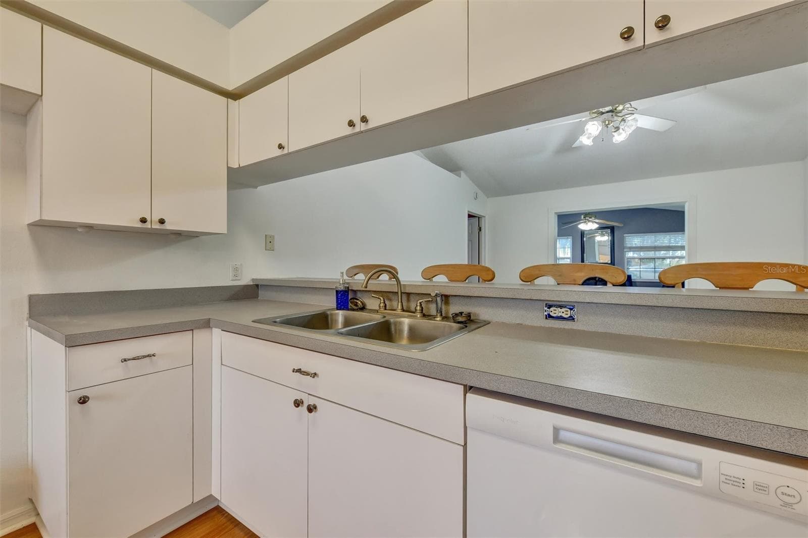 Kitchen - 510 CLOVERLEAF DR, LITHIA