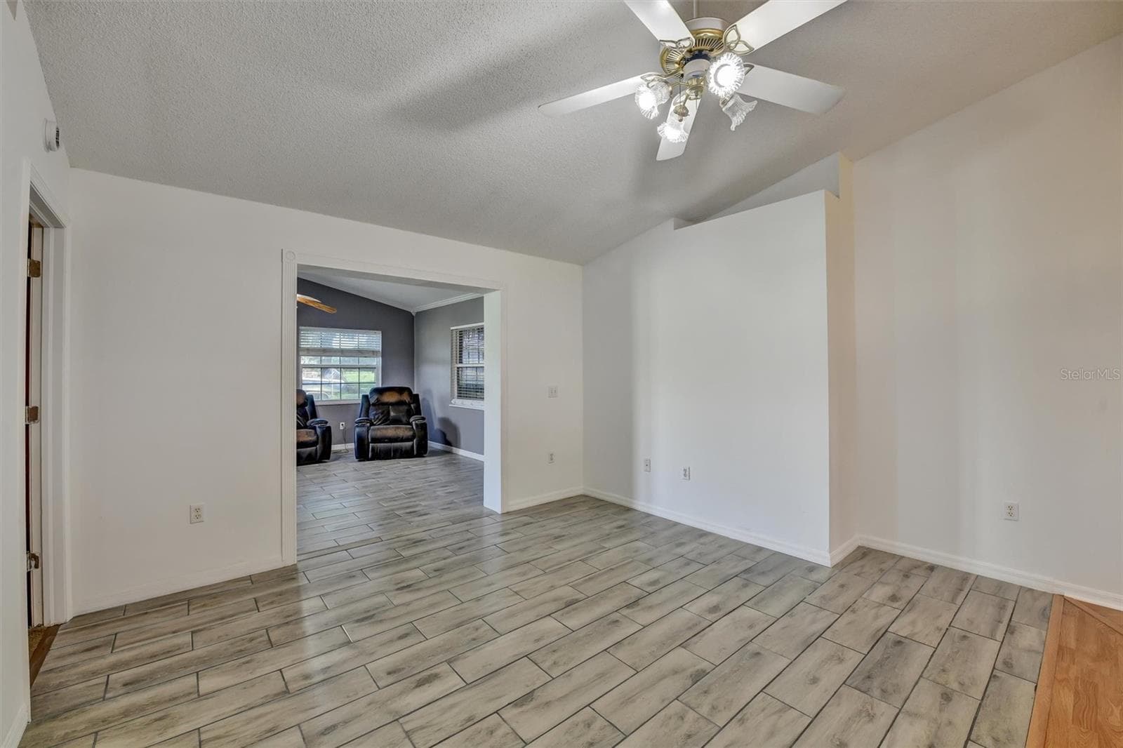 Family Room - 510 CLOVERLEAF DR, LITHIA