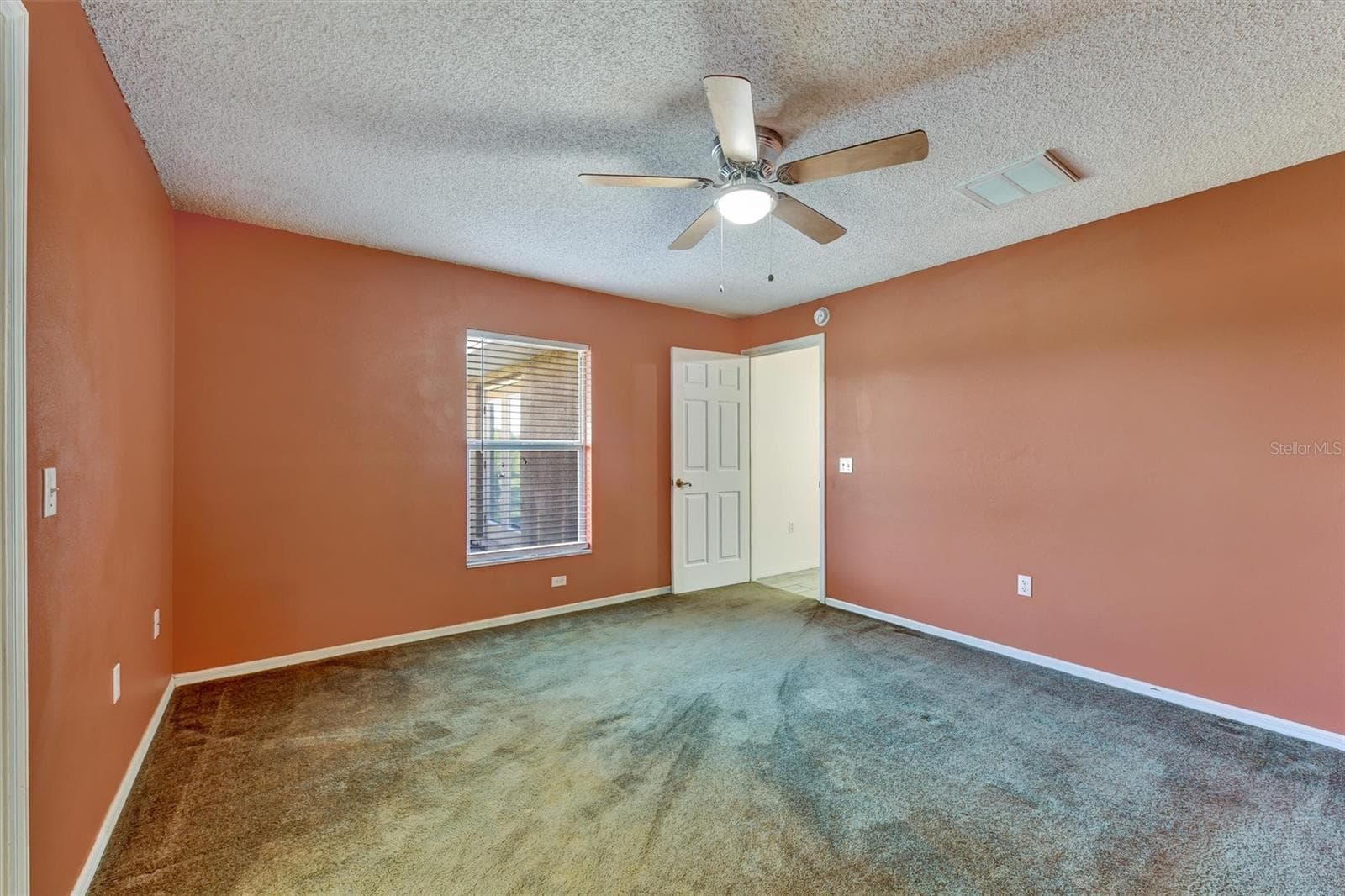 Master Bedroom - 510 CLOVERLEAF DR, LITHIA