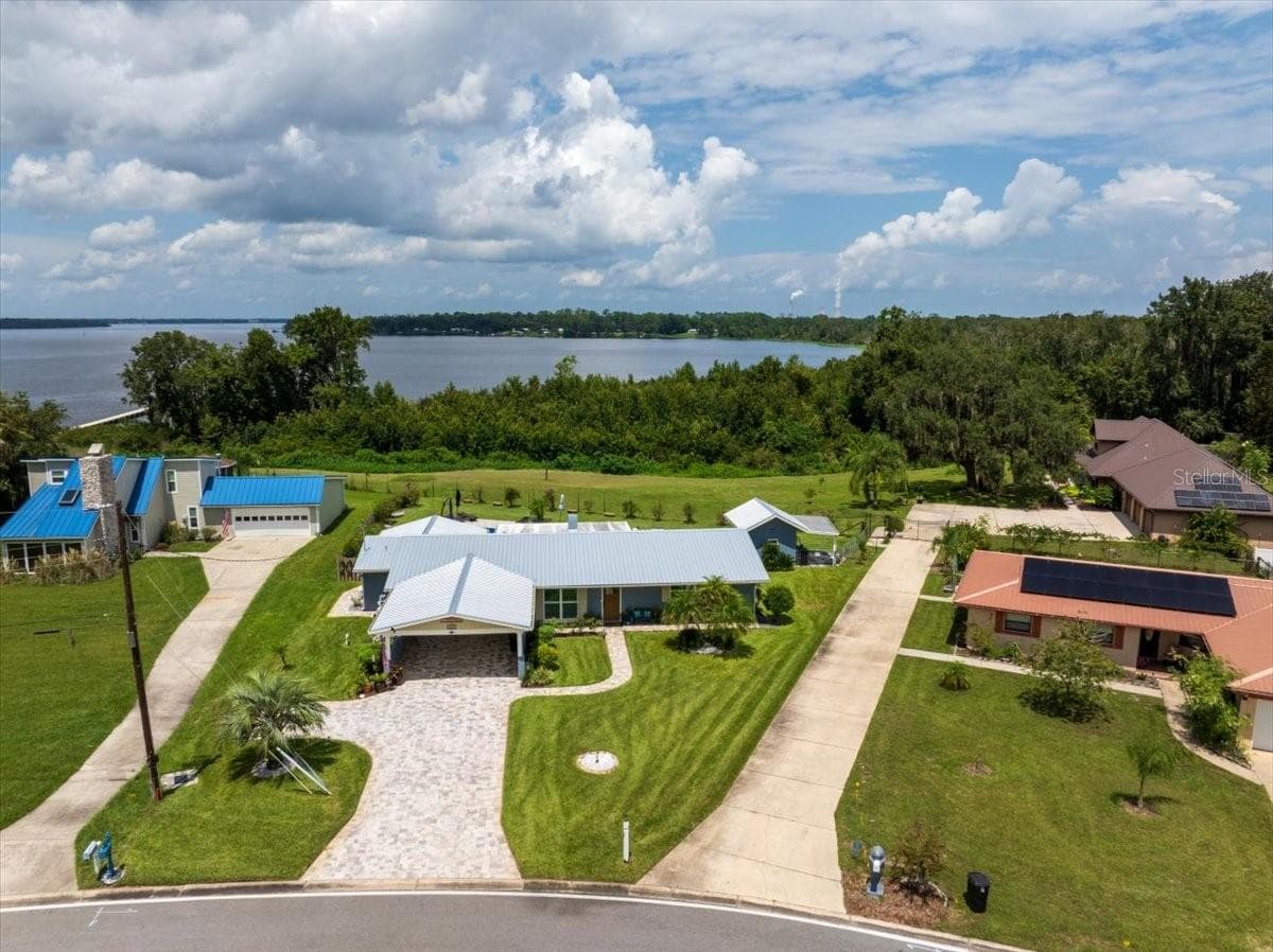 209 RIVER DR