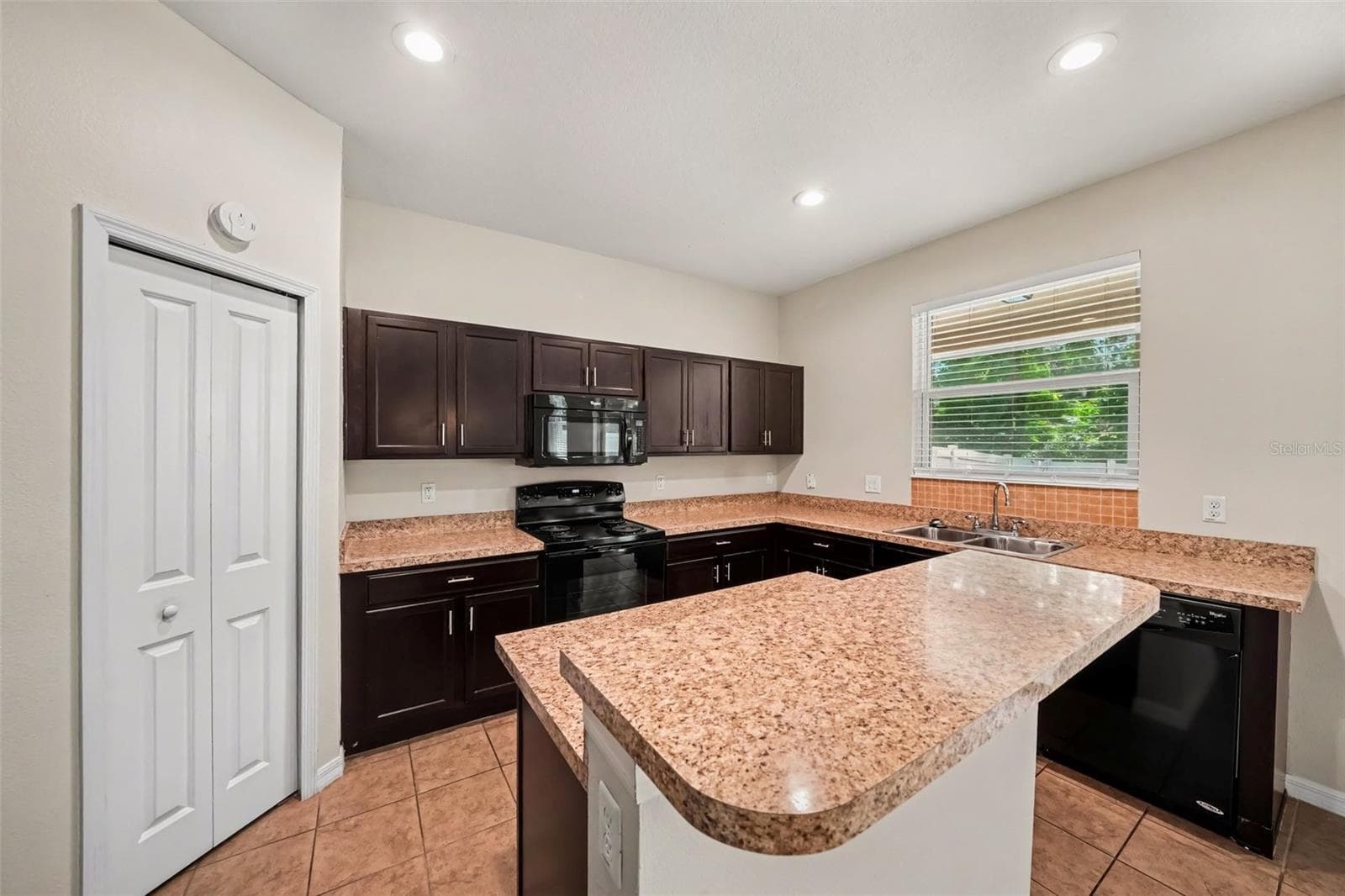 Single Family Residence at 1102 CANYON OAKS DR, BRANDON, photo 14 of 28