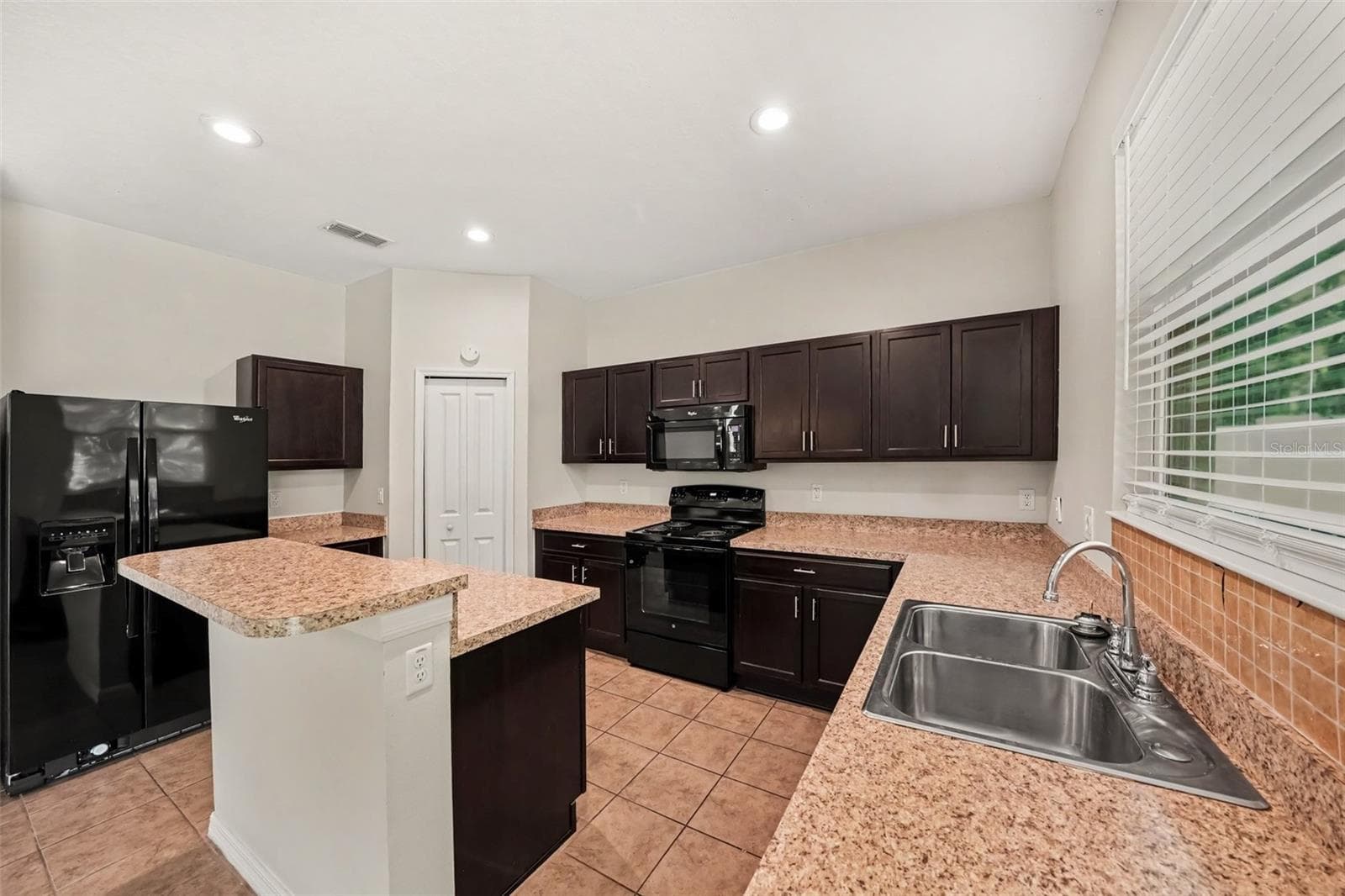 Single Family Residence at 1102 CANYON OAKS DR, BRANDON, photo 15 of 28