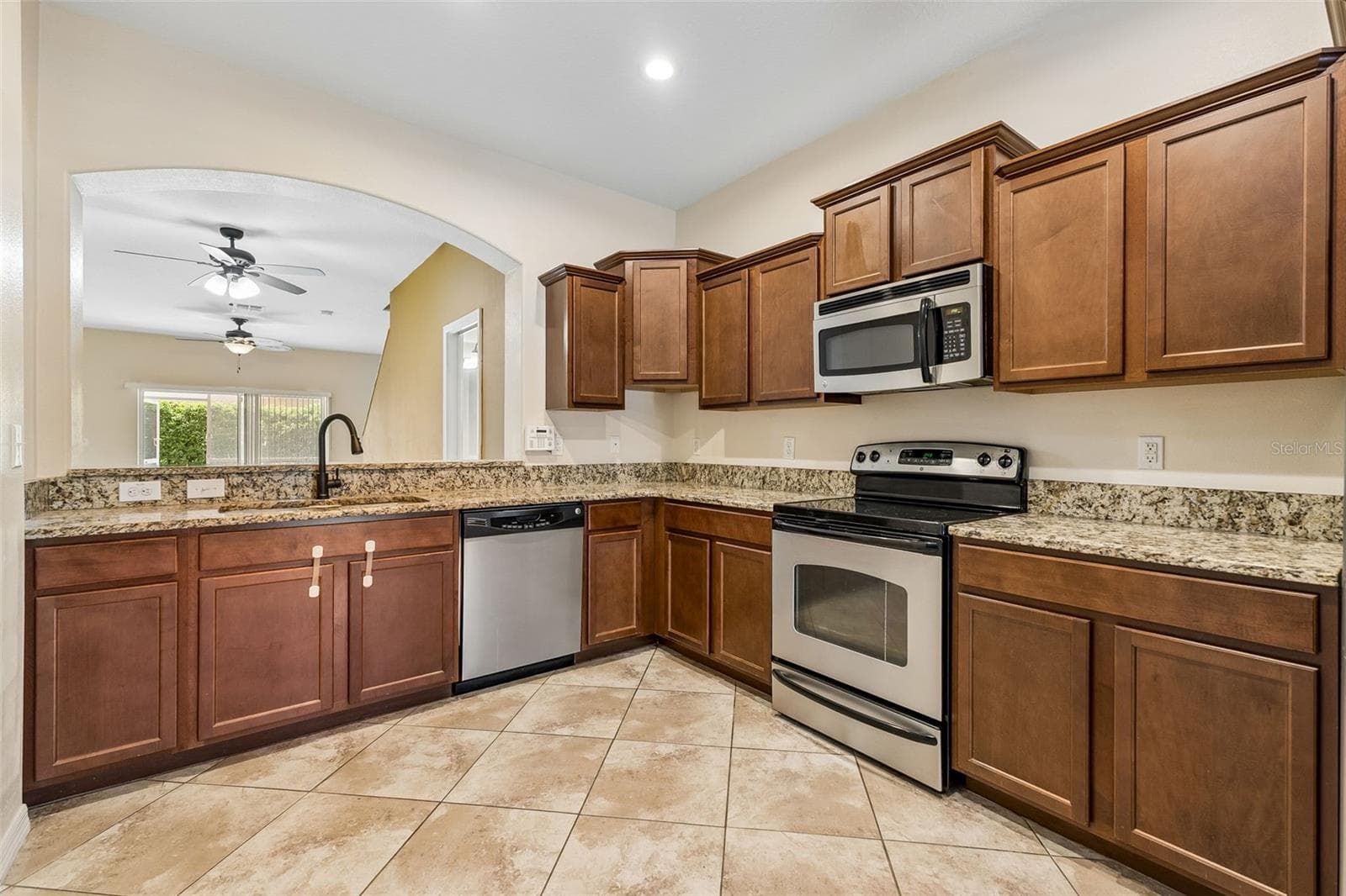 Townhouse at 4127 SHADE TREE LN, LAKELAND, photo 2 of 22