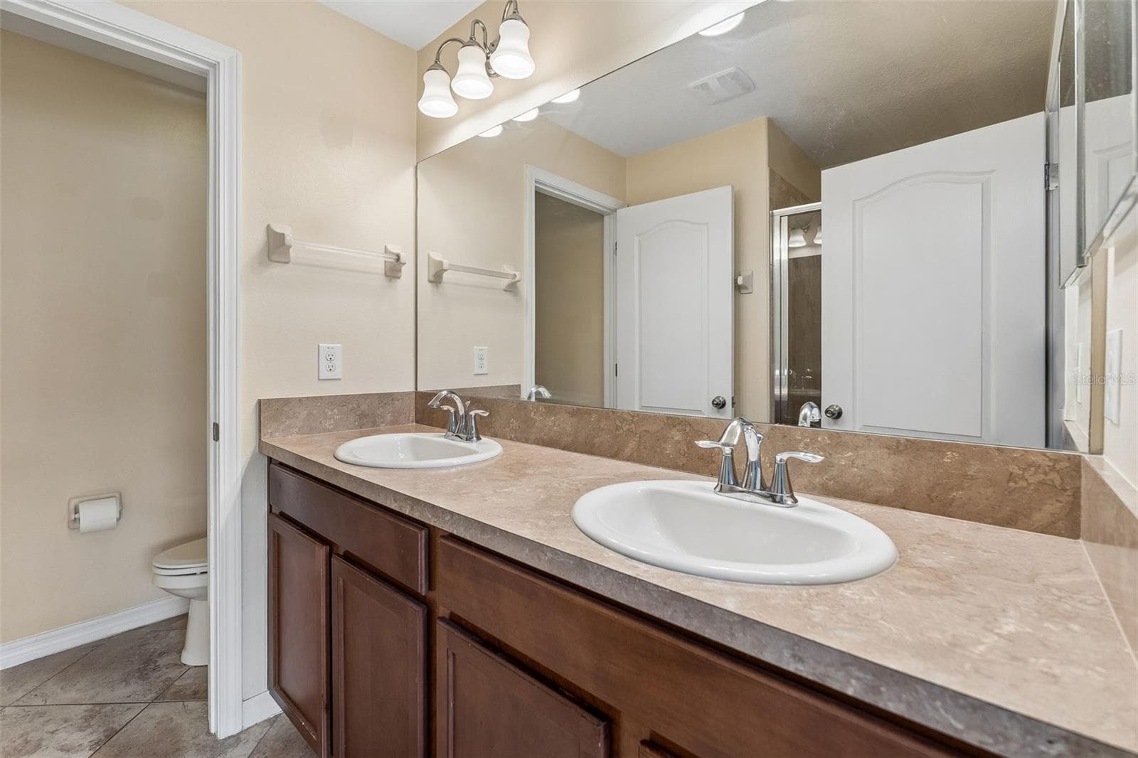 Townhouse at 4127 SHADE TREE LN, LAKELAND, photo 8 of 22