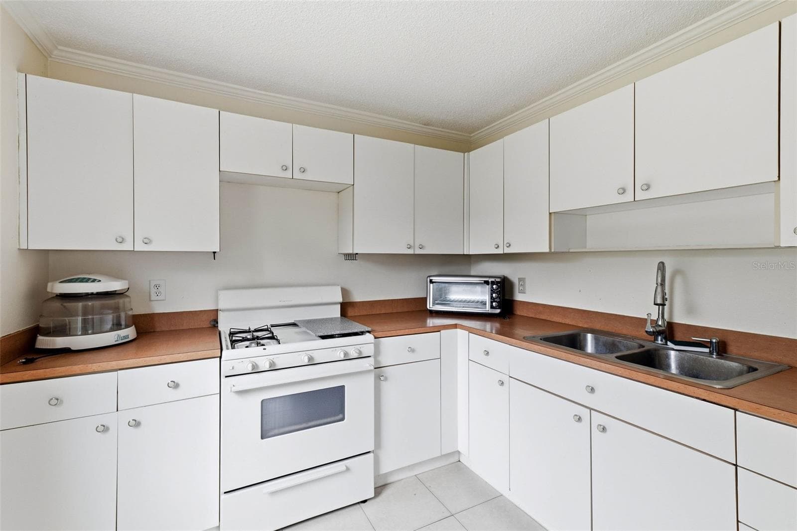 INTERIOR BUILDING 2 - 14404 AMY LN, HUDSON