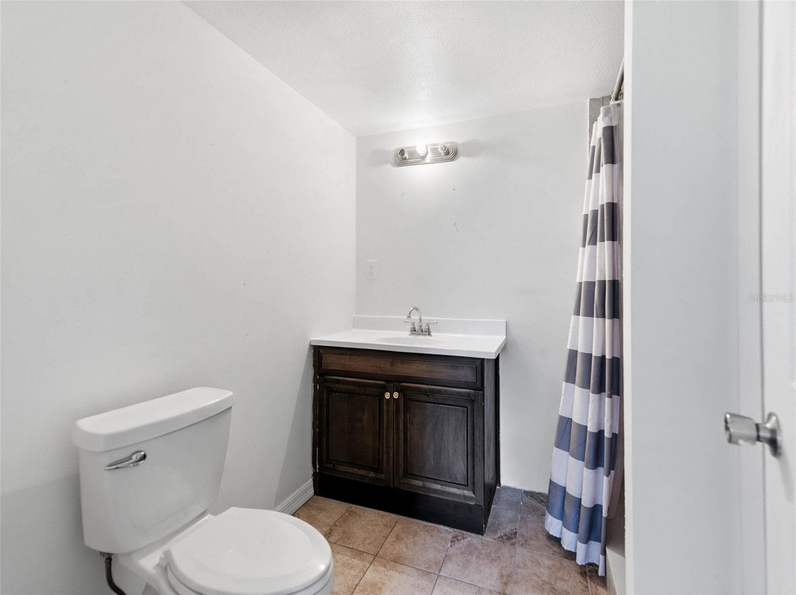 INTERIOR BATH BUILDING 3 - 14404 AMY LN, HUDSON