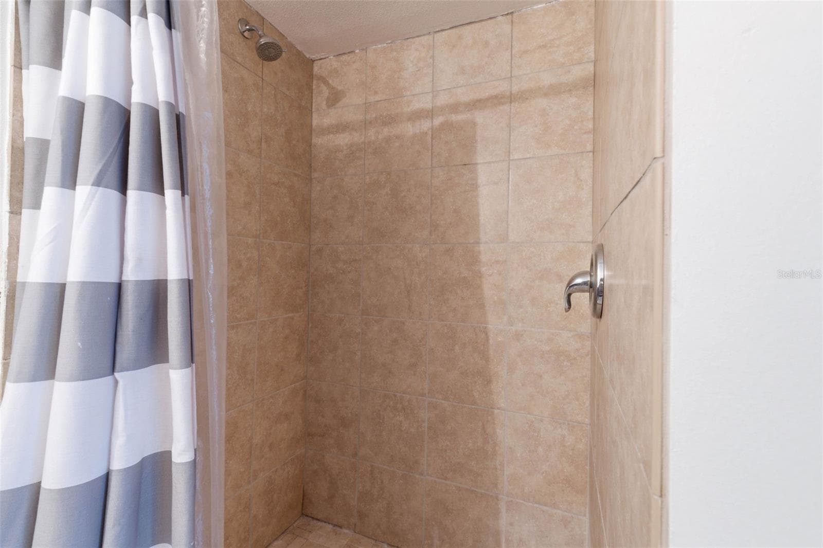 INTERIOR BATH BUILDING 3 - 14404 AMY LN, HUDSON
