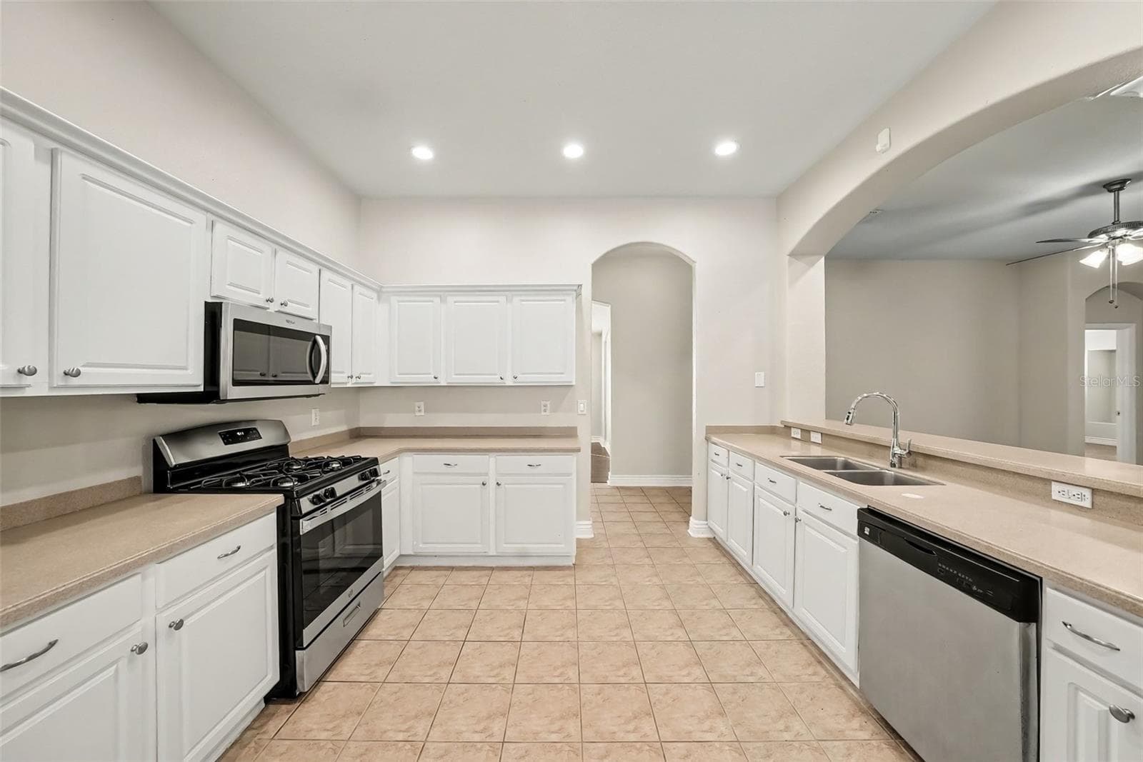 Single Family Residence at 16312 BRIDGECROSSING DR, LITHIA, photo 9 of 20