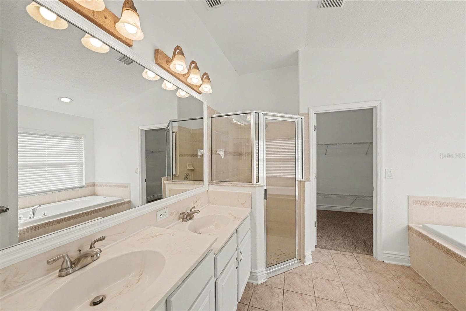 Single Family Residence at 16312 BRIDGECROSSING DR, LITHIA, photo 18 of 20