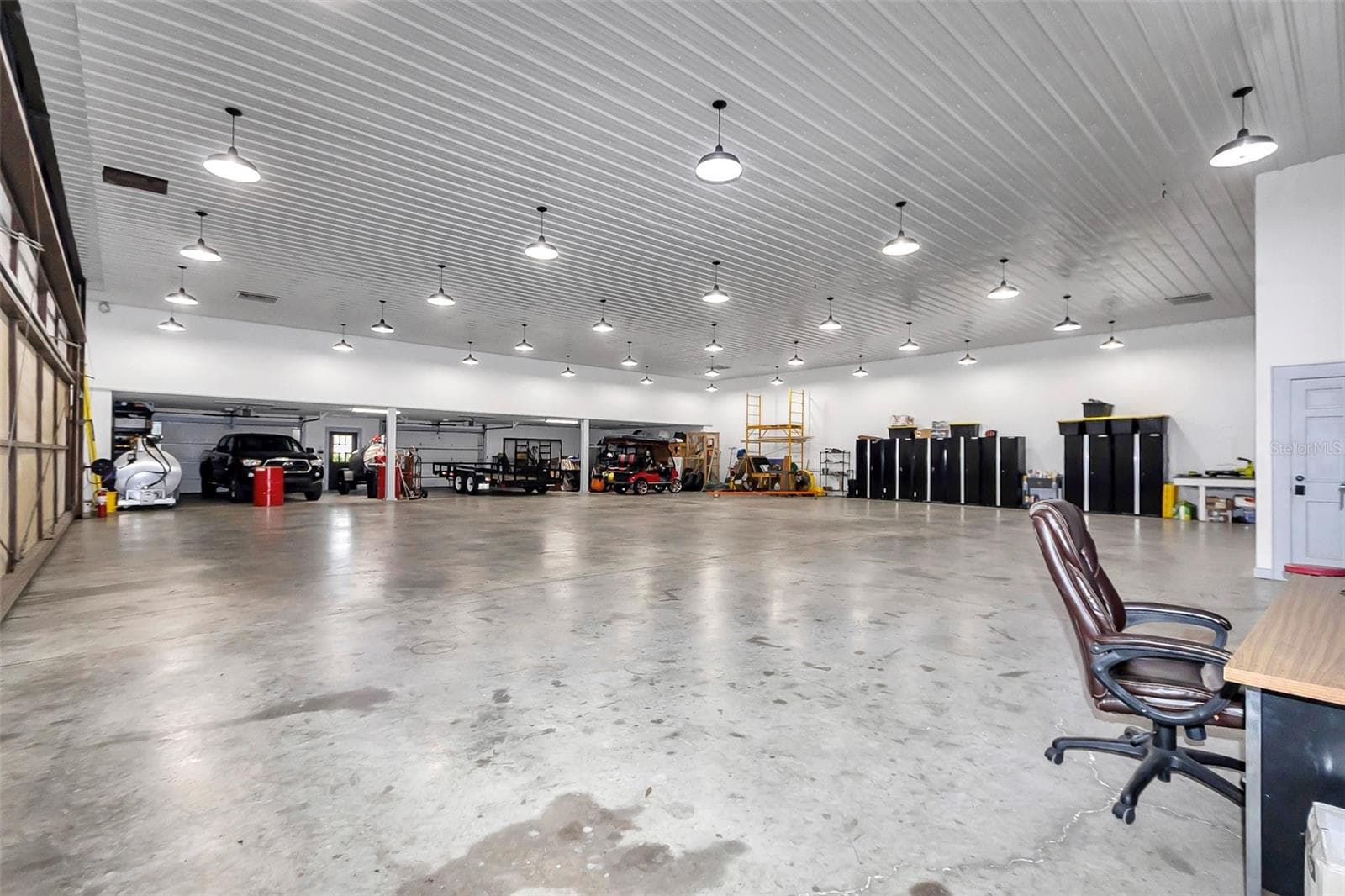 Huge hangar - 8727 SE 72ND AVE, OCALA