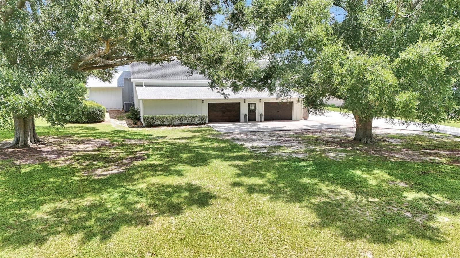 Beautiful property with oak trees - 8727 SE 72ND AVE, OCALA