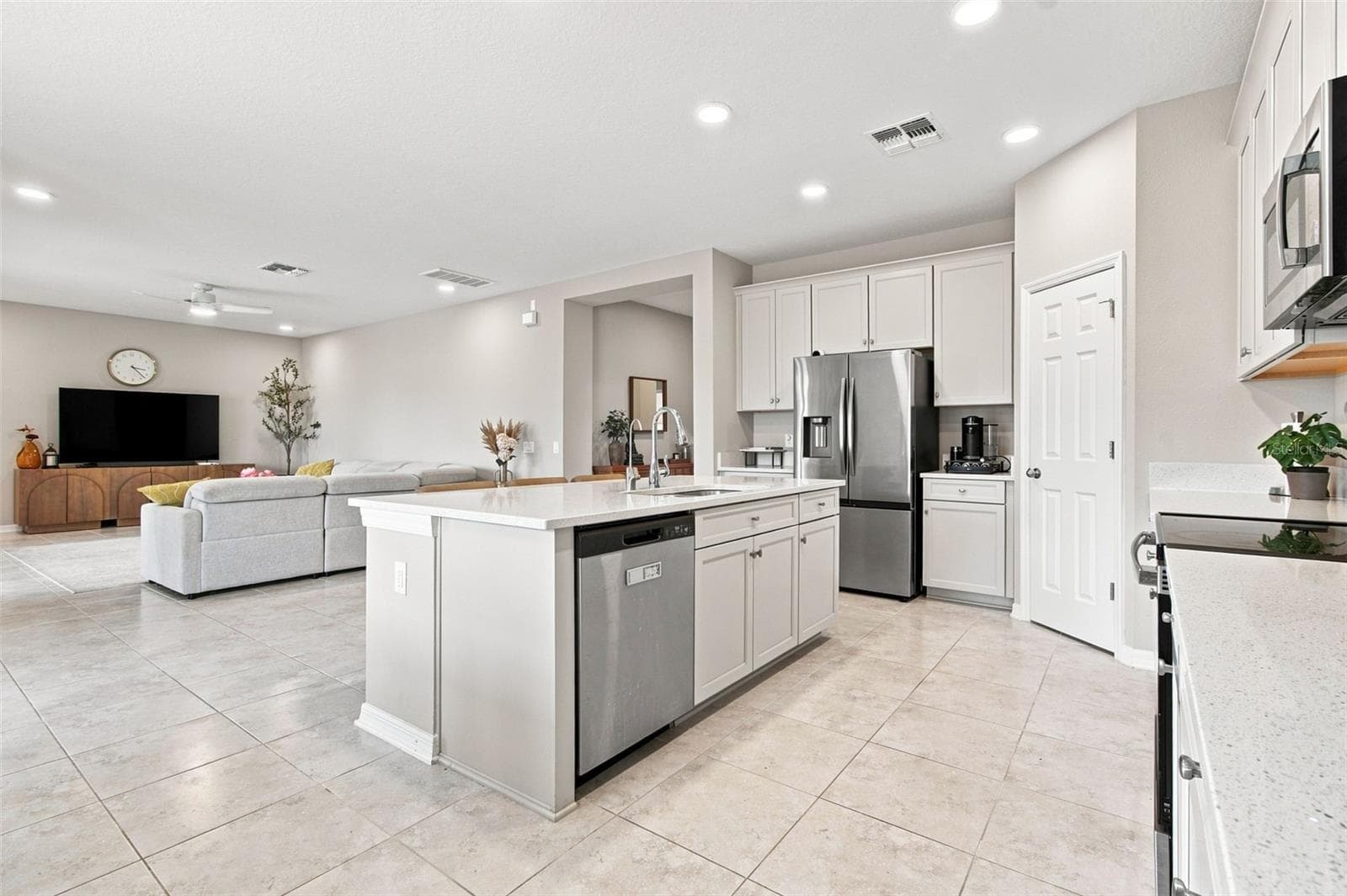 Matching stainless steel appliances - 31840 SAPNA CHIME DR, WESLEY CHAPEL