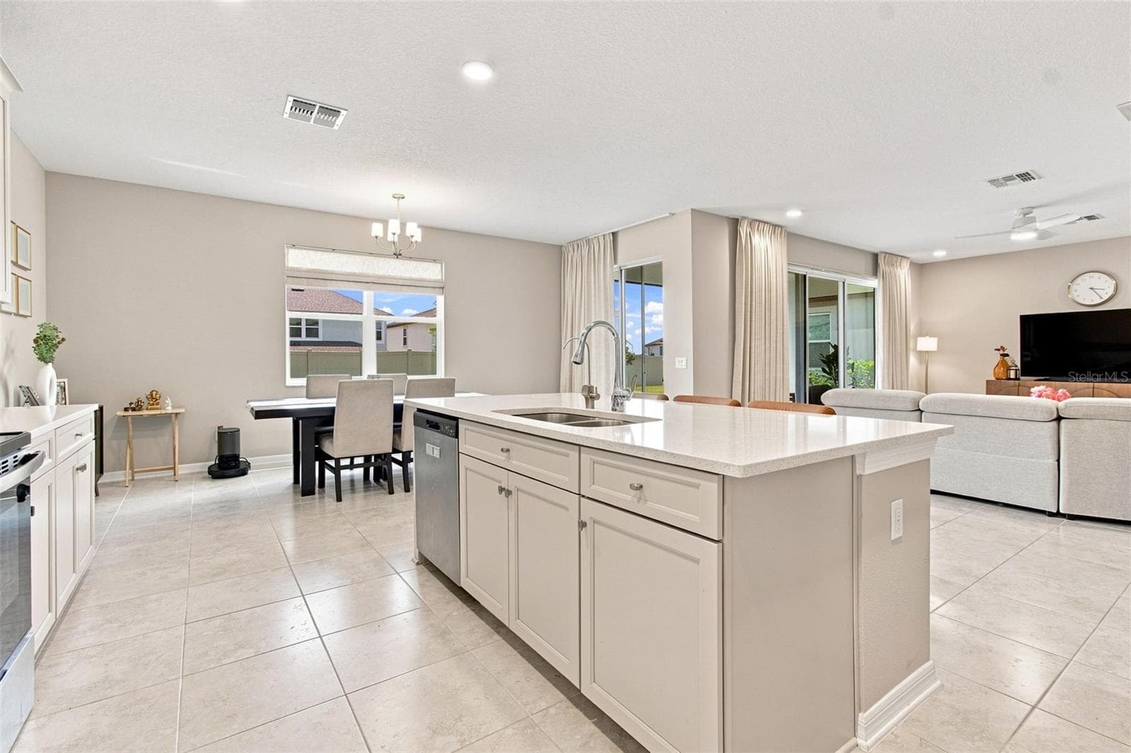 Large kitchen island space - 31840 SAPNA CHIME DR, WESLEY CHAPEL
