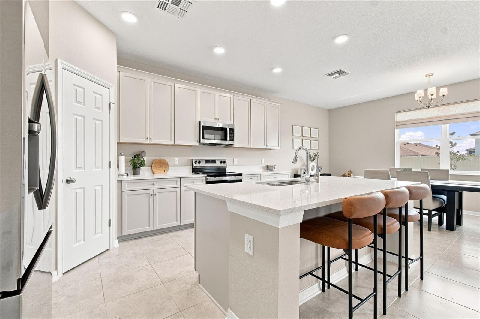Breakfast bar at the kitchen island - 31840 SAPNA CHIME DR, WESLEY CHAPEL