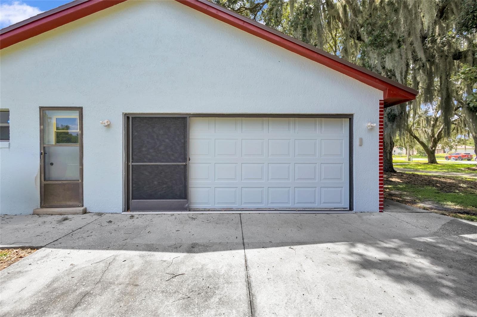 Side entry garage with rollback screen - 2805 LAKE TOHOPEKALIGA BLVD, KISSIMMEE