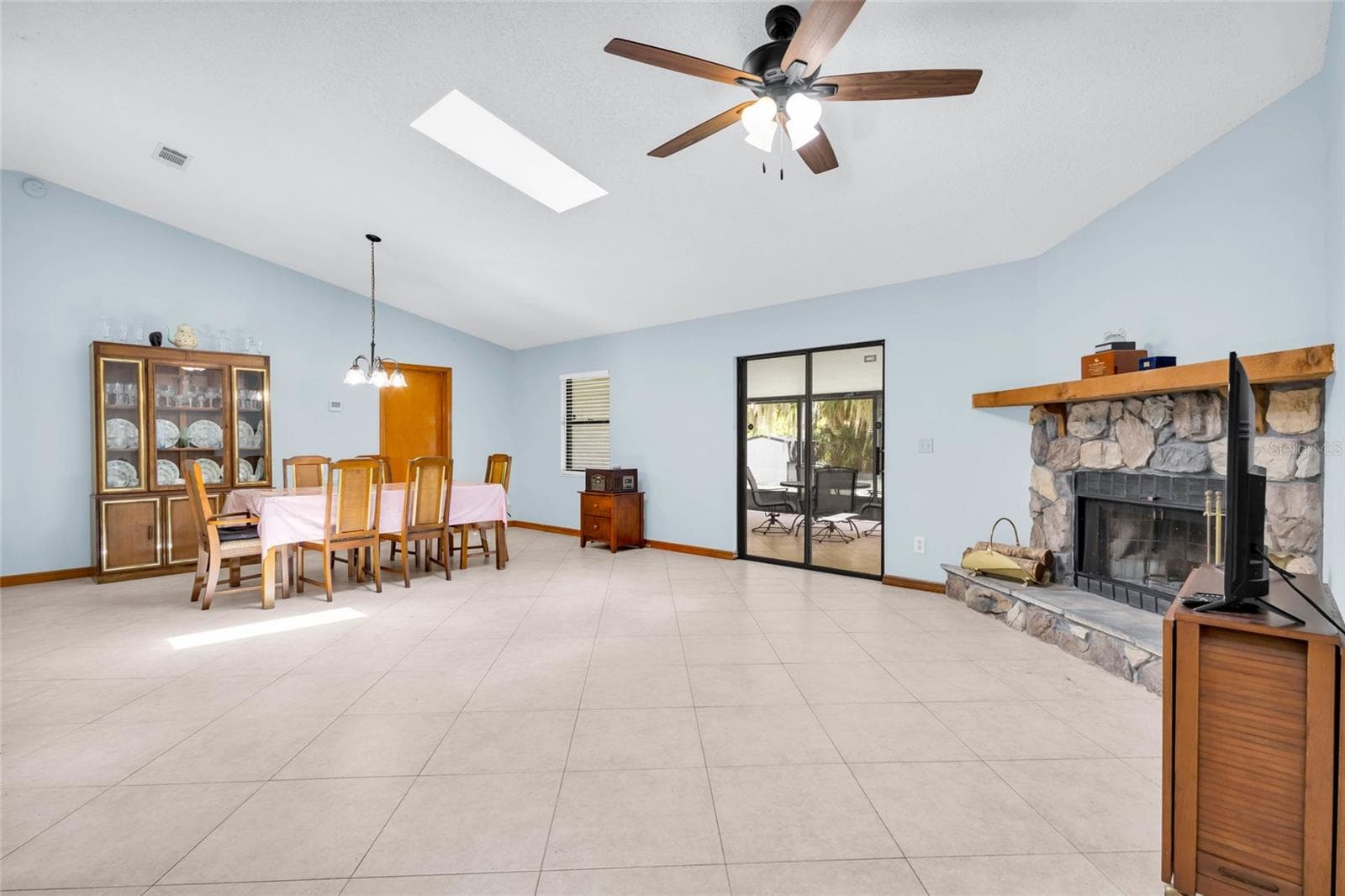 Dining and family room - 2805 LAKE TOHOPEKALIGA BLVD, KISSIMMEE